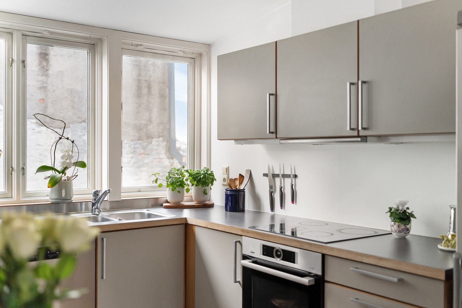 Stilrent og funksjonelt kjøkken Fra HTH med slette fronter og laminat benkeplate med nedfelt oppvaskkum. Galleribilde