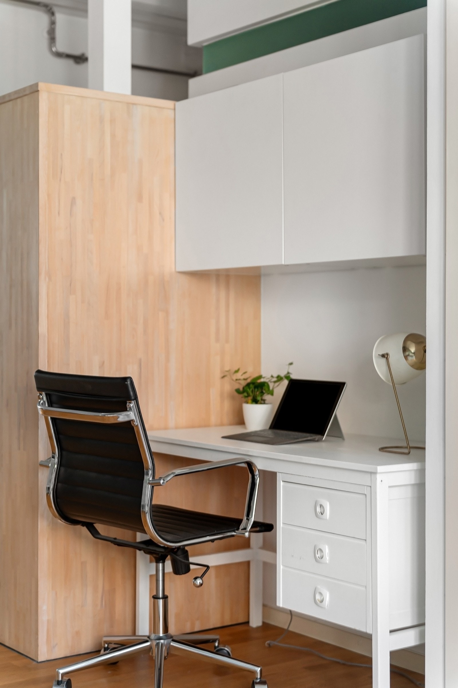 Praktisk plasstilpasset kontorplass med diverse oppbevaring. Galleribilde