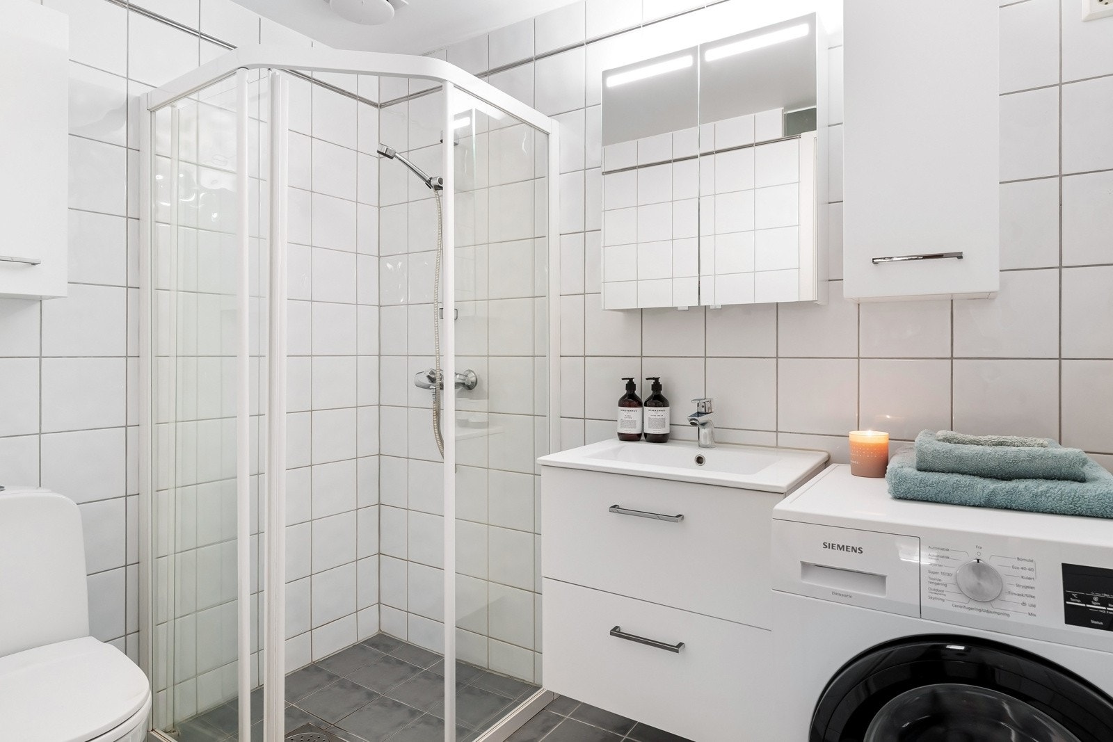 Tidløst flislagt bad av god størrelse med nyere baderomsinnredning (2023). Galleribilde