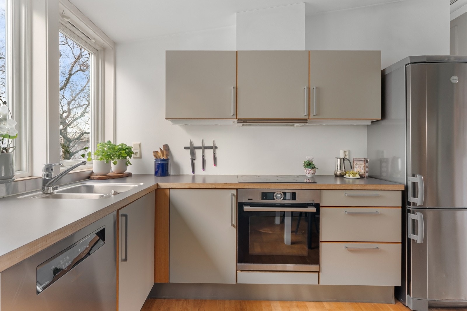 Integrert platetopp og stekeovn(2021), oppvaskmaskin(2022) og kjøleskap. Galleribilde