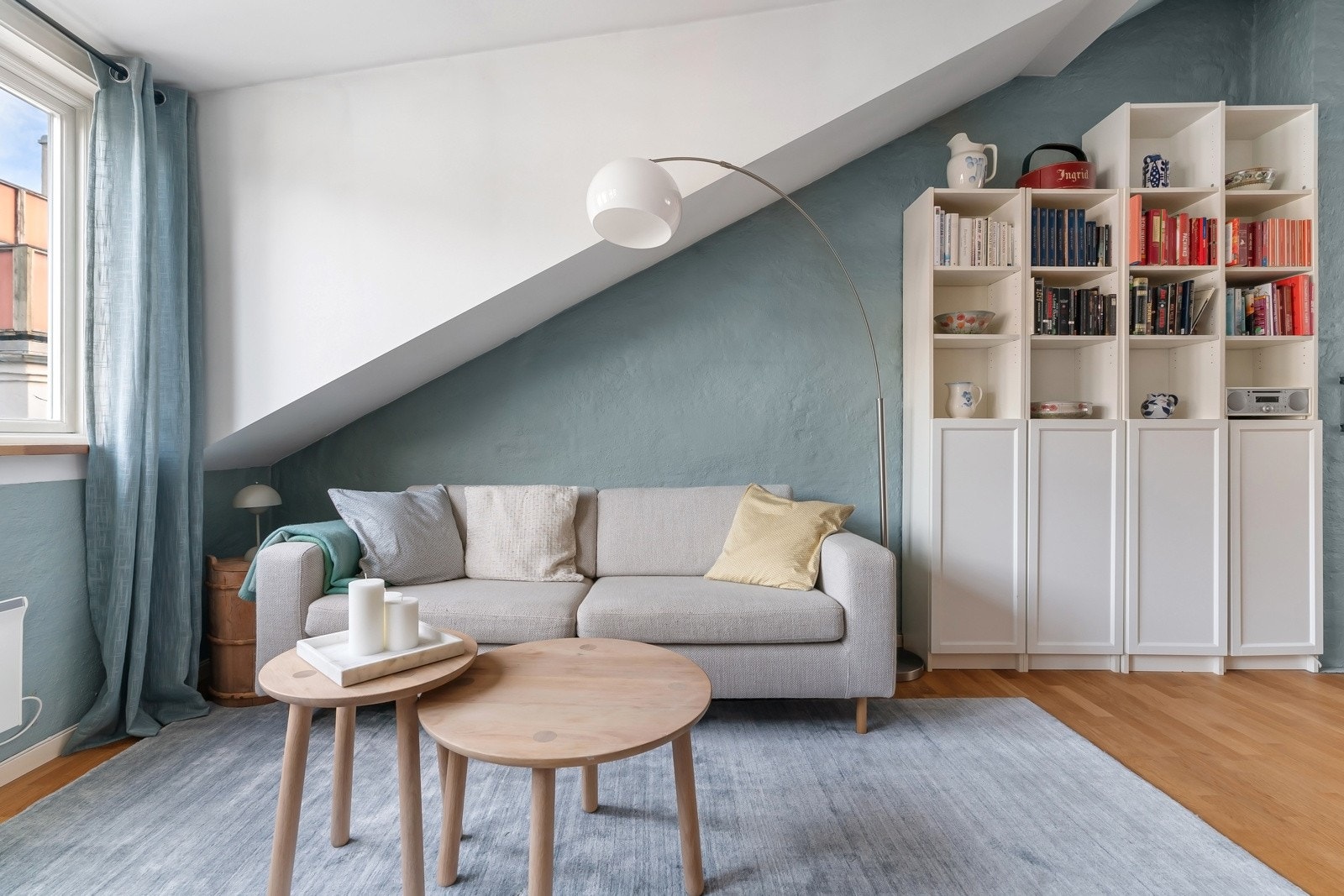 Det er god plass til sofagruppe med tilhørende møblement. Galleribilde