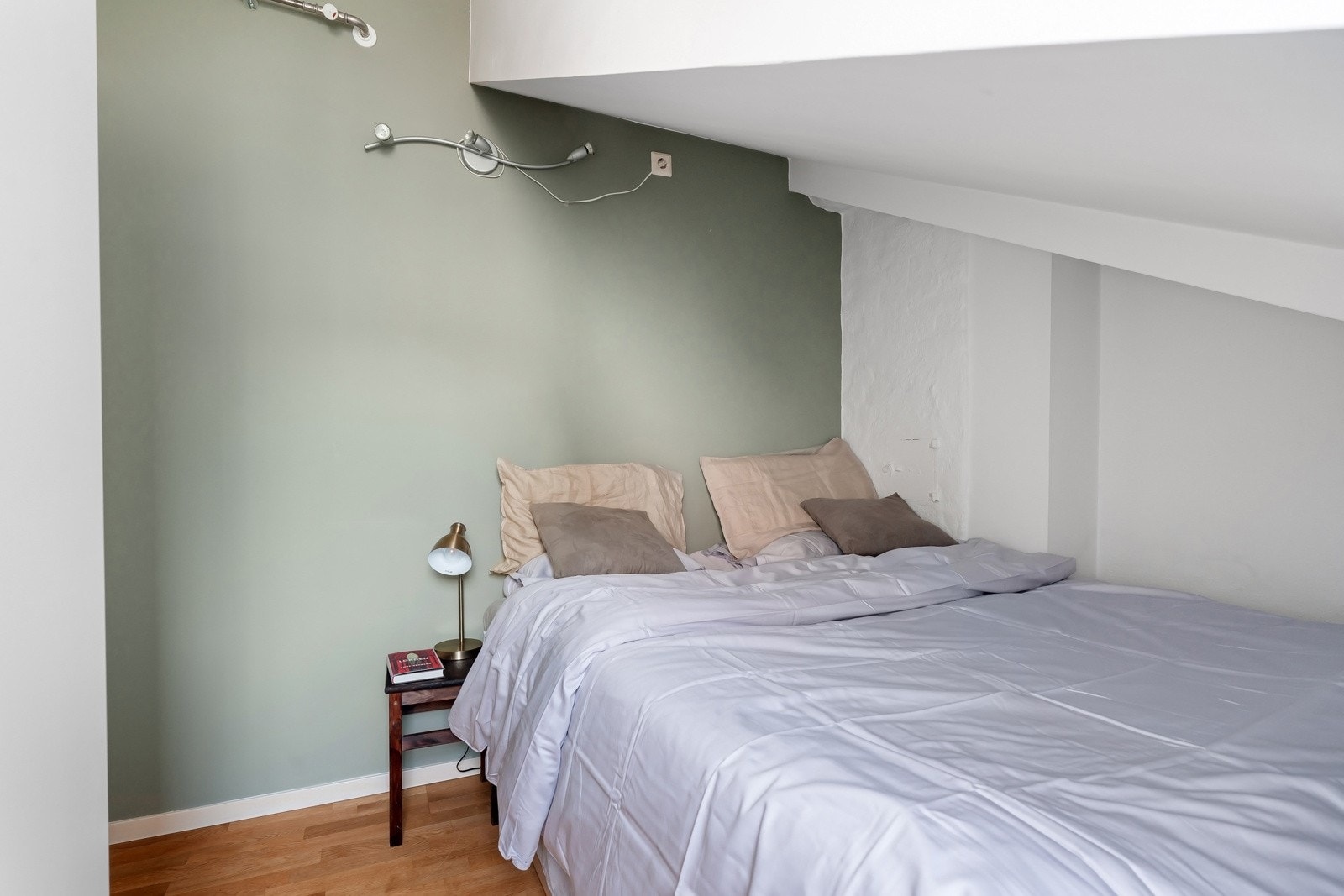 Boligen varmes opp med elektriske panelovner og varmekabler på bad og entré. Galleribilde