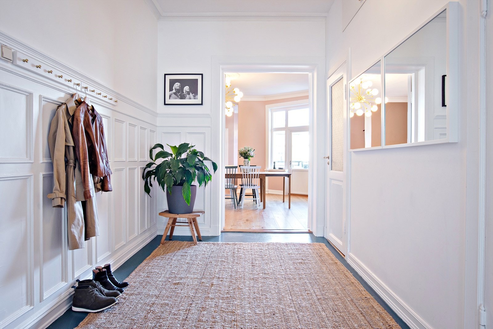 Den romslige hallen gir et delikat førsteinntrykk av boligen. Galleribilde