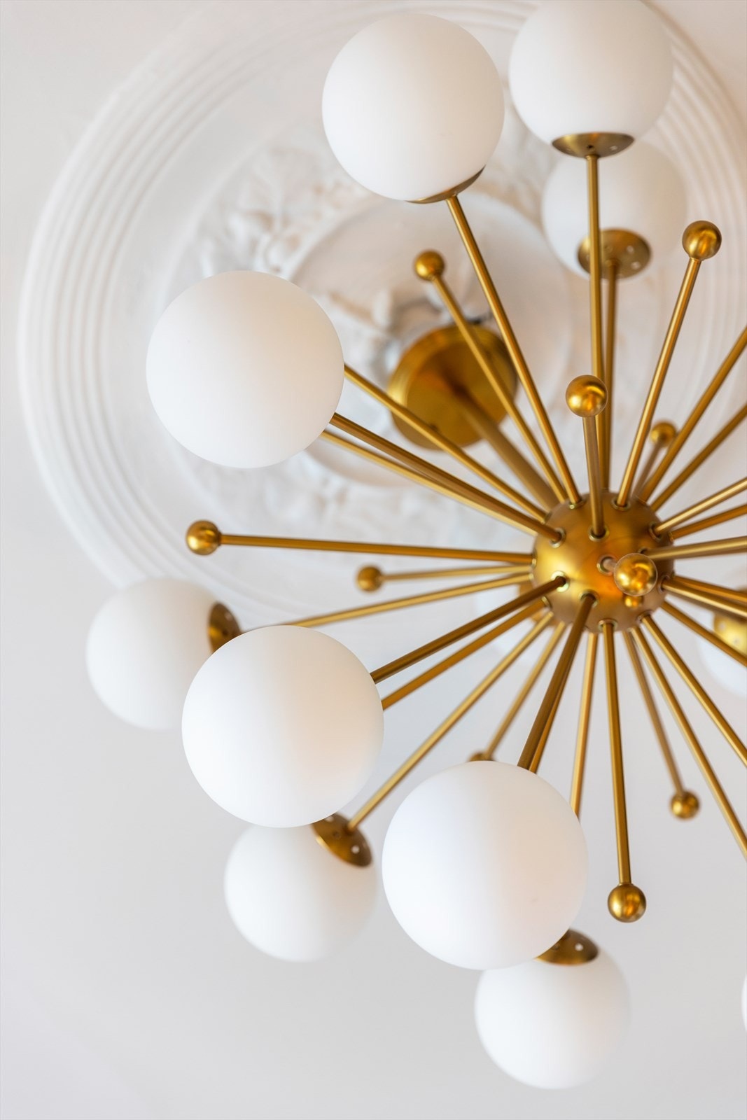 Vakker rosett i tak på kjøkkenet. Galleribilde