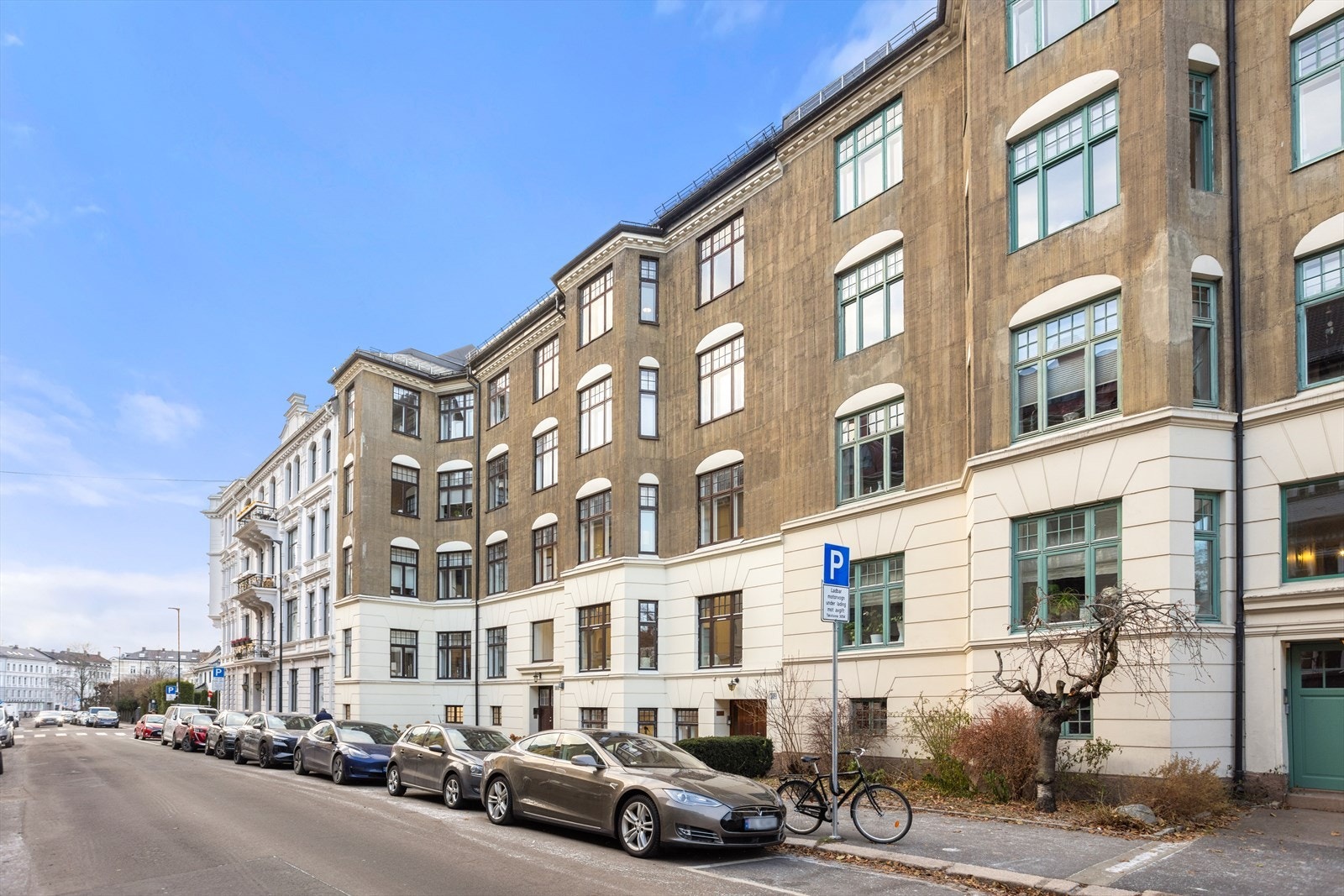 Leiligheten er oppusset i 2020, beliggende særdeles attraktivt og skjermet til, på Frogner. Velkommen inn. Galleribilde