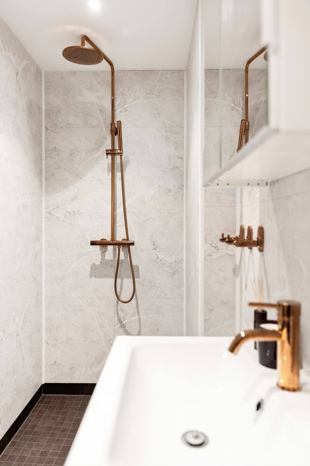 Nedsenket dusjnisje med regn og hånddusj. Kobberfargede, lekre detaljer. Galleribilde