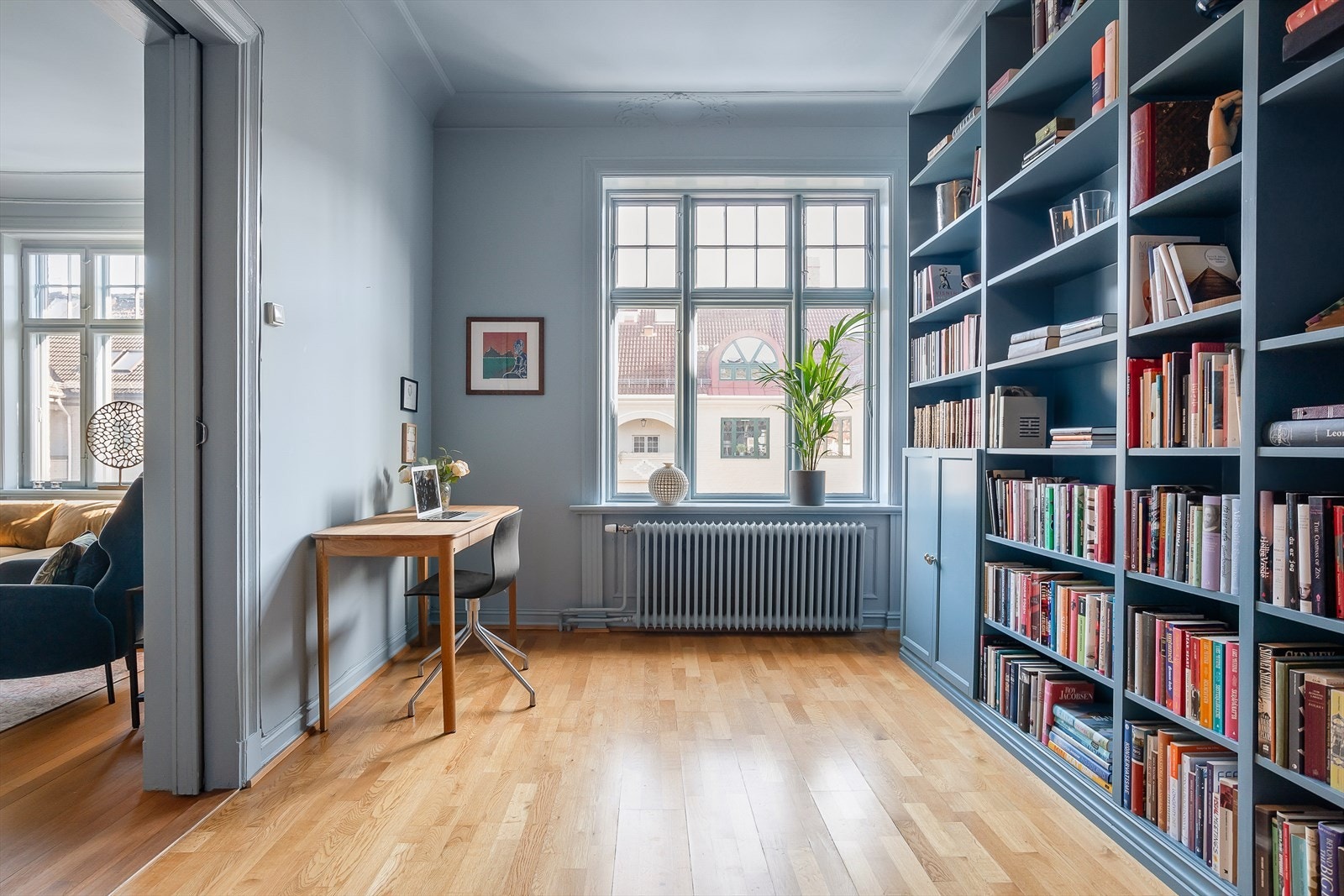 Plassbygde hylleløsninger gir godt med oppbevaringsplass. Rommet har flere bruksmuligheter som f.eks. kontor. Galleribilde