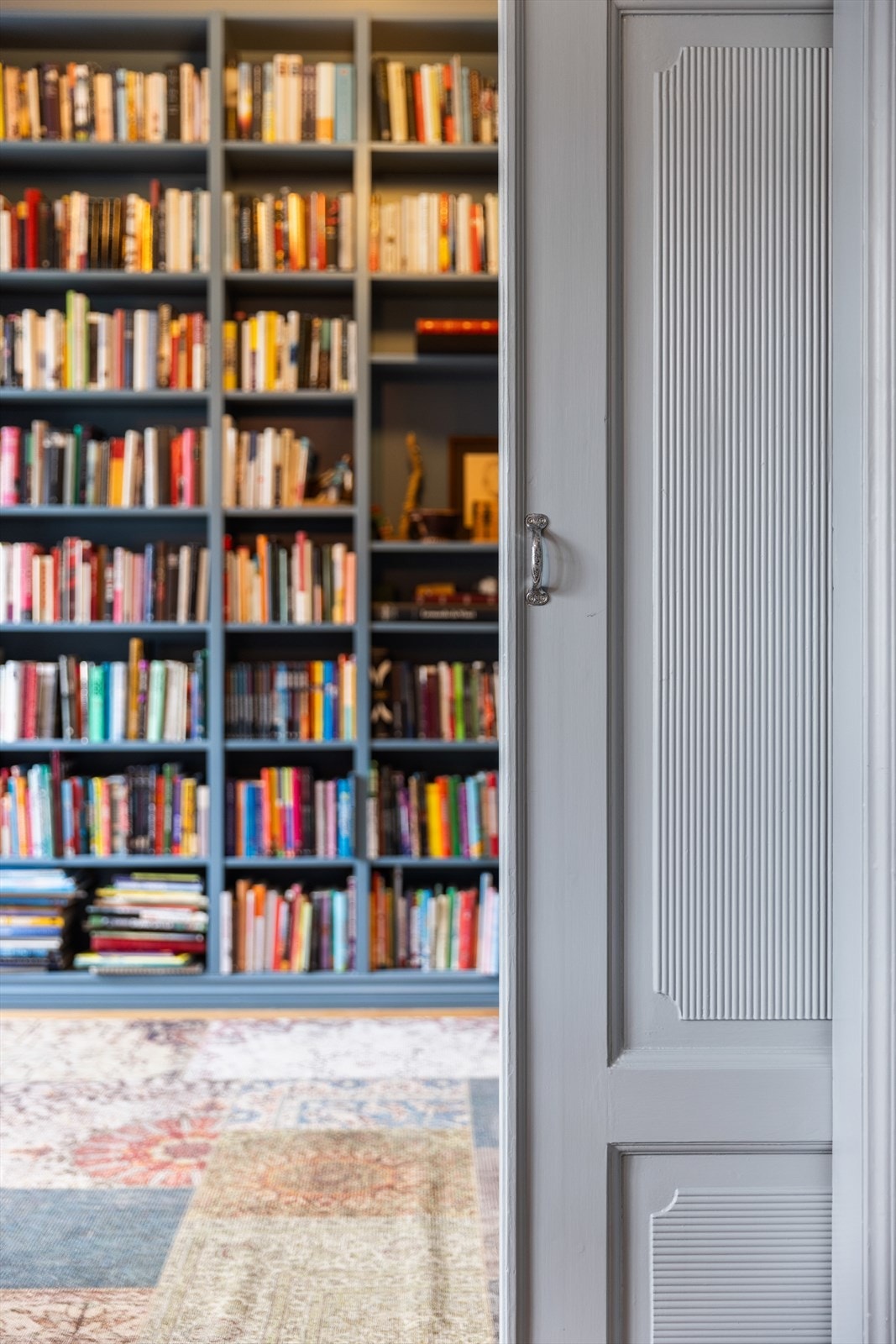 Skyvedørene tar deg videre inn til boligens bibliotek. Galleribilde