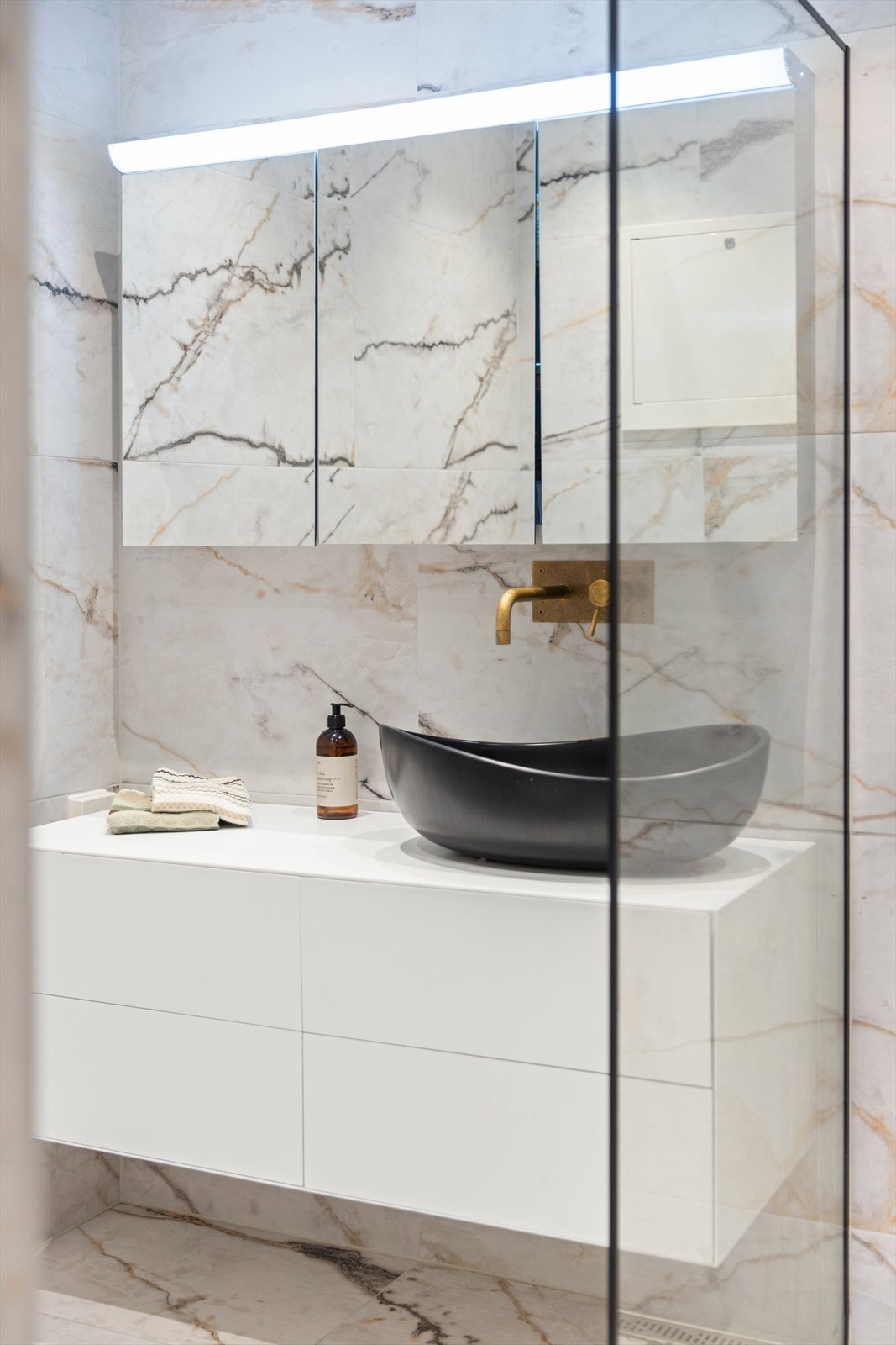 Helservant med underskuffer. Speilskap med lys over servant. Galleribilde