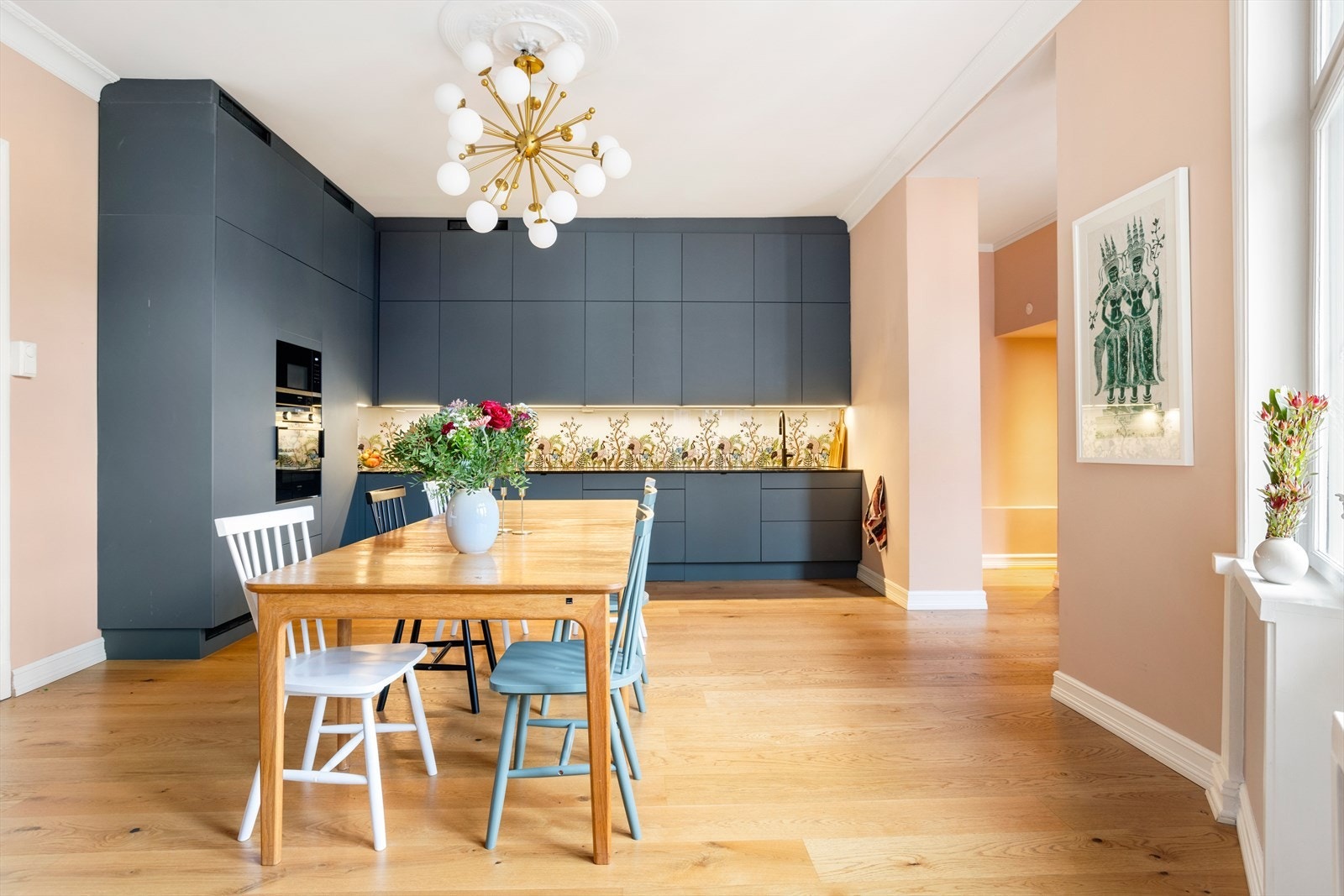 Eksklusivt påkostet kjøkken fra HTH med matte glatte fronter. Rikelig med oppbevaringsplass! Galleribilde