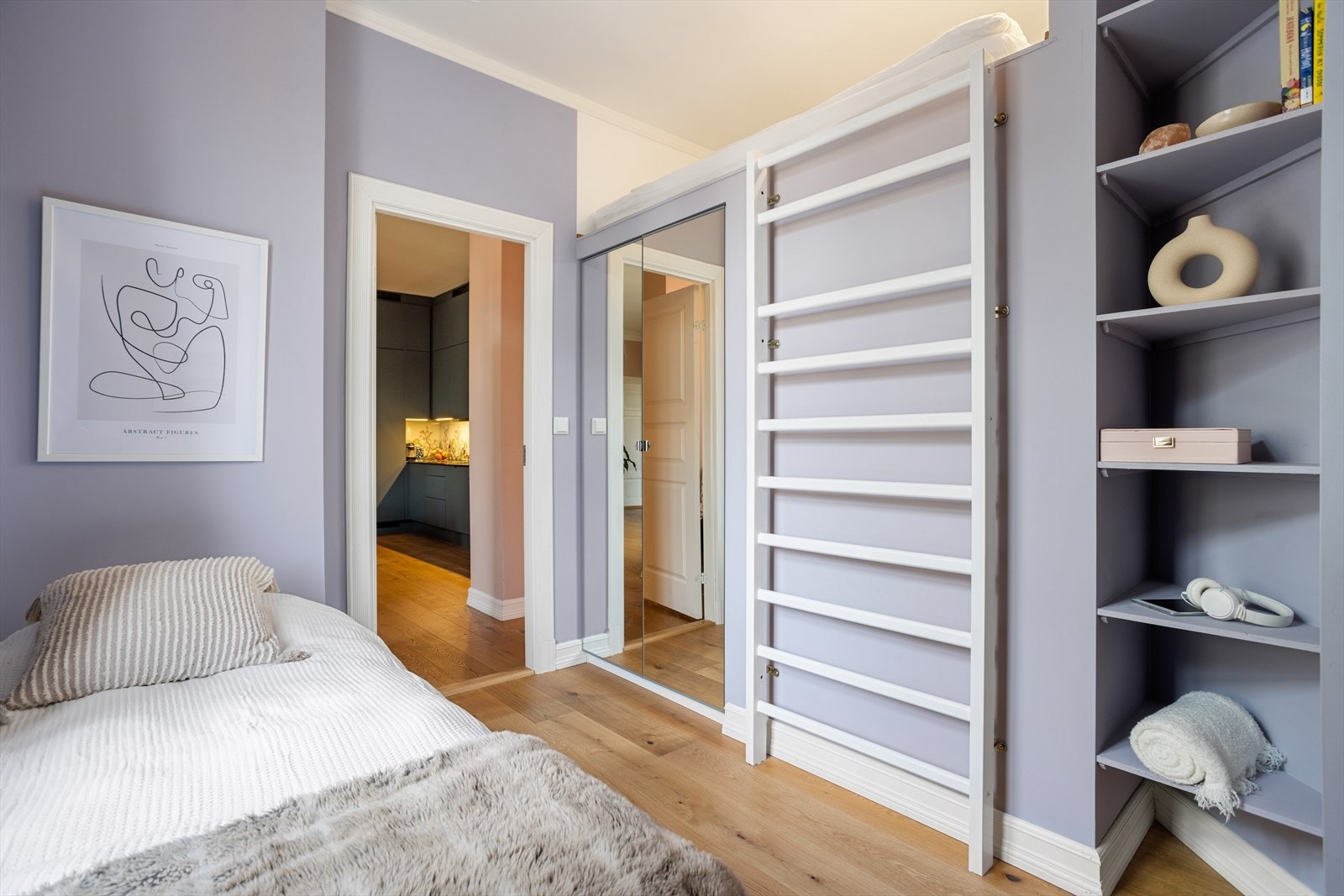 Soverom 3 med flotte plassbygde hylleløsninger og fastbygd hems. Galleribilde