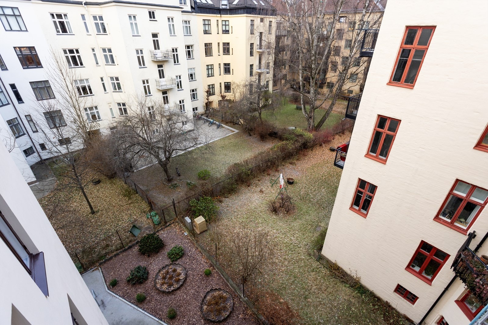 Bakgård sett fra balkong. Galleribilde