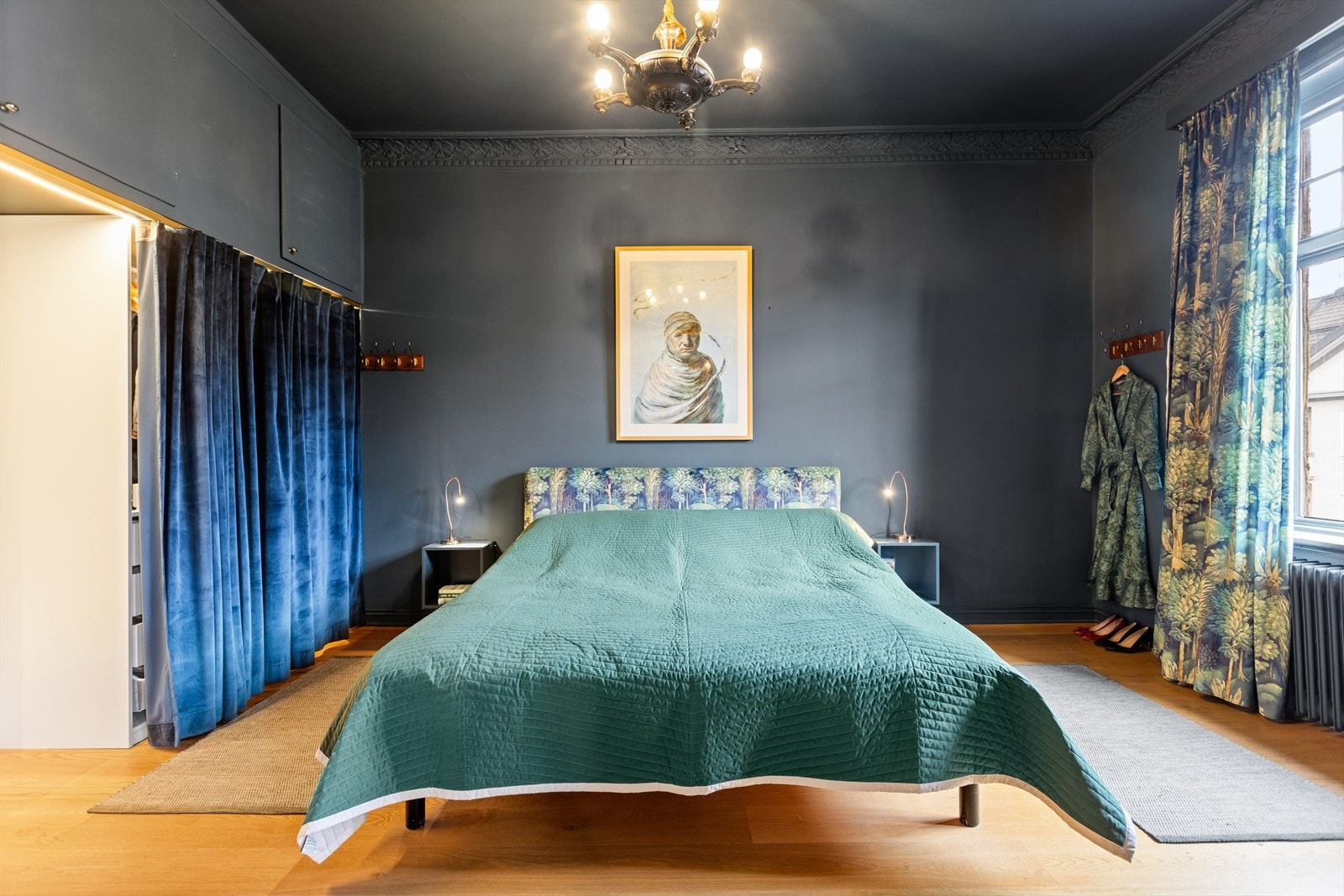 Fra hovedsoverommet har man videre adkomst til et svært lekkert og eksklusivt baderom. Galleribilde