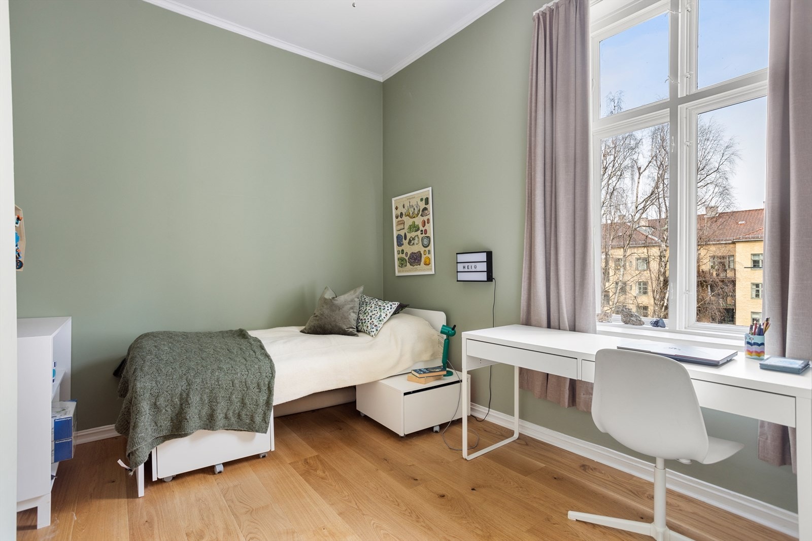 Soverom 2 er også av god størrelse med plass til seng og kontorpult. Rommet er vendt mot bakgård. Galleribilde