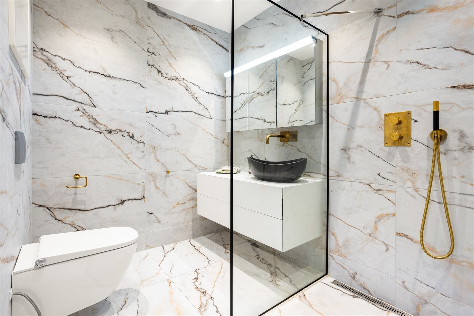 Veggmontert regn og hånddusj. Vegghengt toalett. Galleribilde