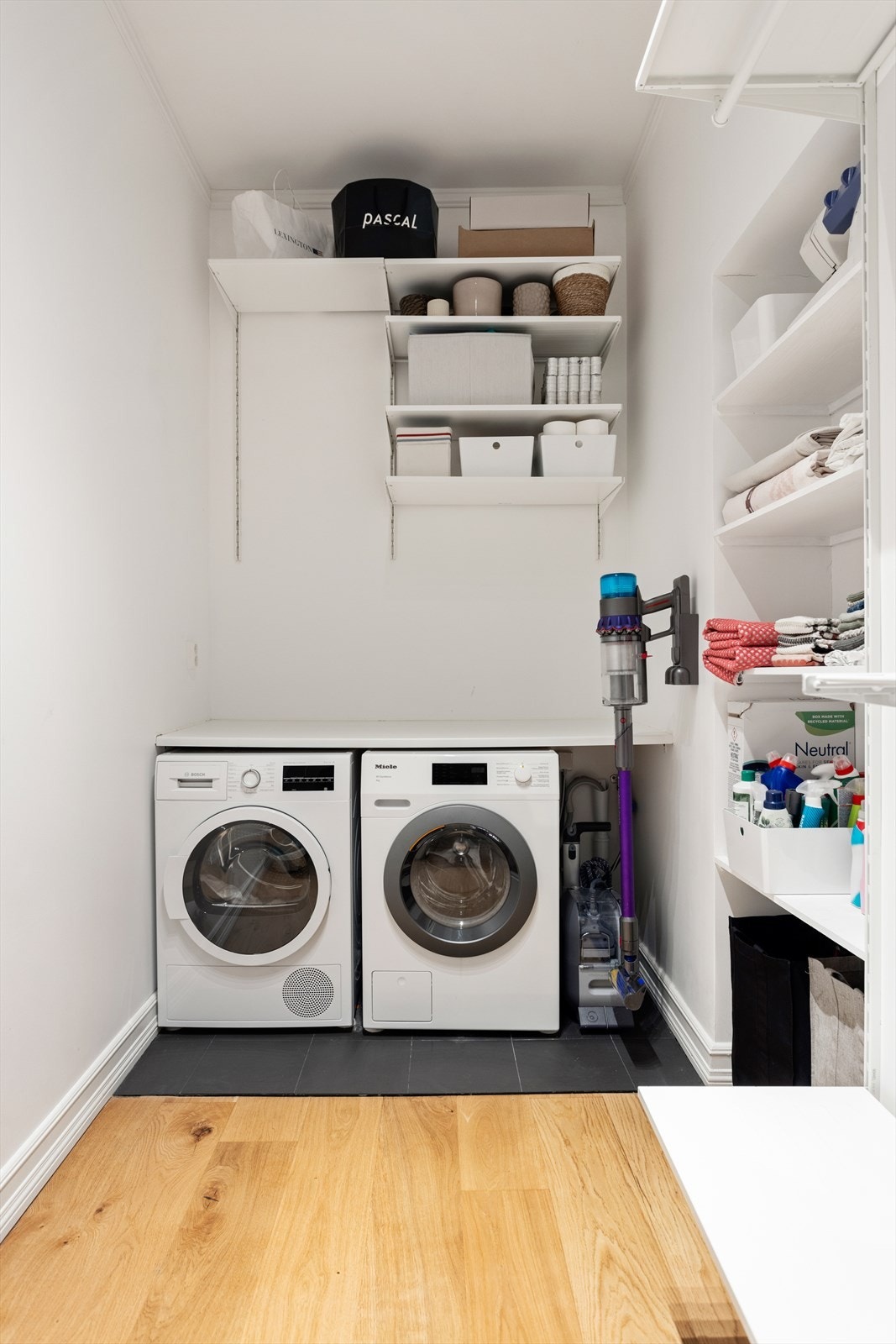 Separat rom med opplegg for vaskemaskin samt tørketrommel. Godt med oppbevaringsplass! Galleribilde
