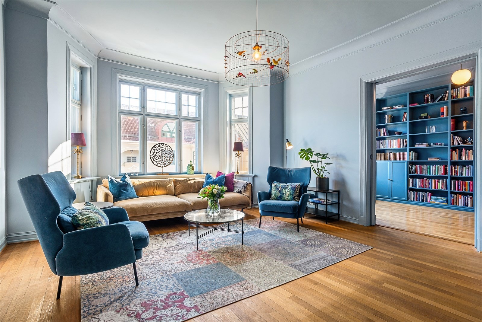 Optimal planløsning med to store stuer, balkong, bibliotek, samt fire romslige soverom og to lekre baderom. Galleribilde