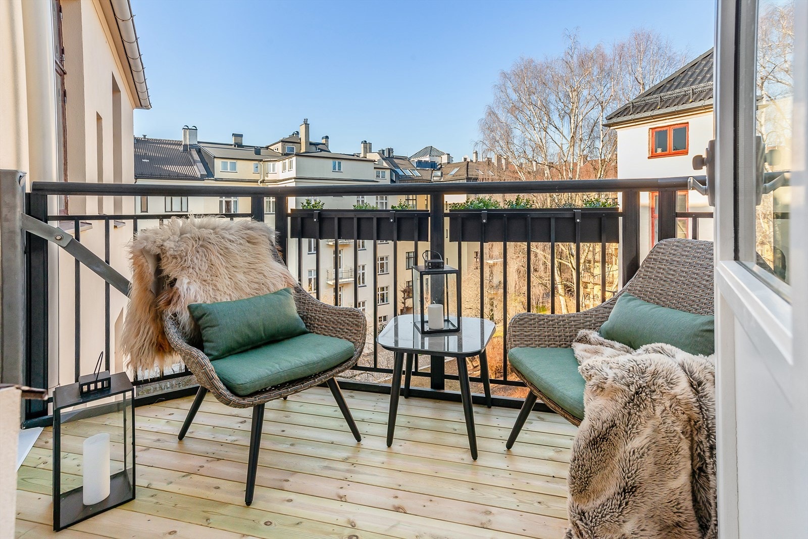 Fra kjøkken er det utgang til balkong som vender mot rolig bakgård. Et stort, frodig tre skaper en behagelig atmosfære på sommertid. Galleribilde