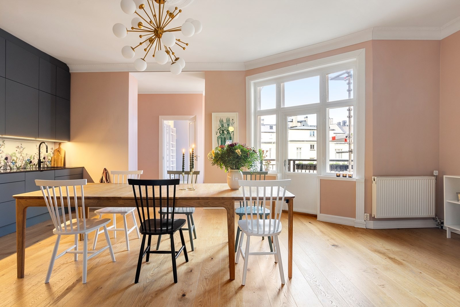 Spisestuen er svært romslig og har god plass til flere middagsgjester. På det meste har over 20 personer vært samlet til hyggelig selskap her! Galleribilde