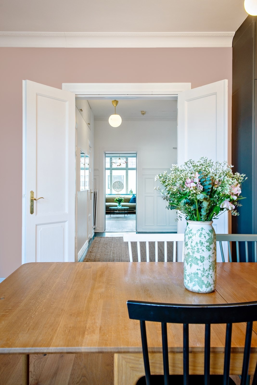 Leiligheten er gjennomgående og oppleves svært lys og luftig med de store oppholdsrommene, samt den generøse takhøyden. Galleribilde