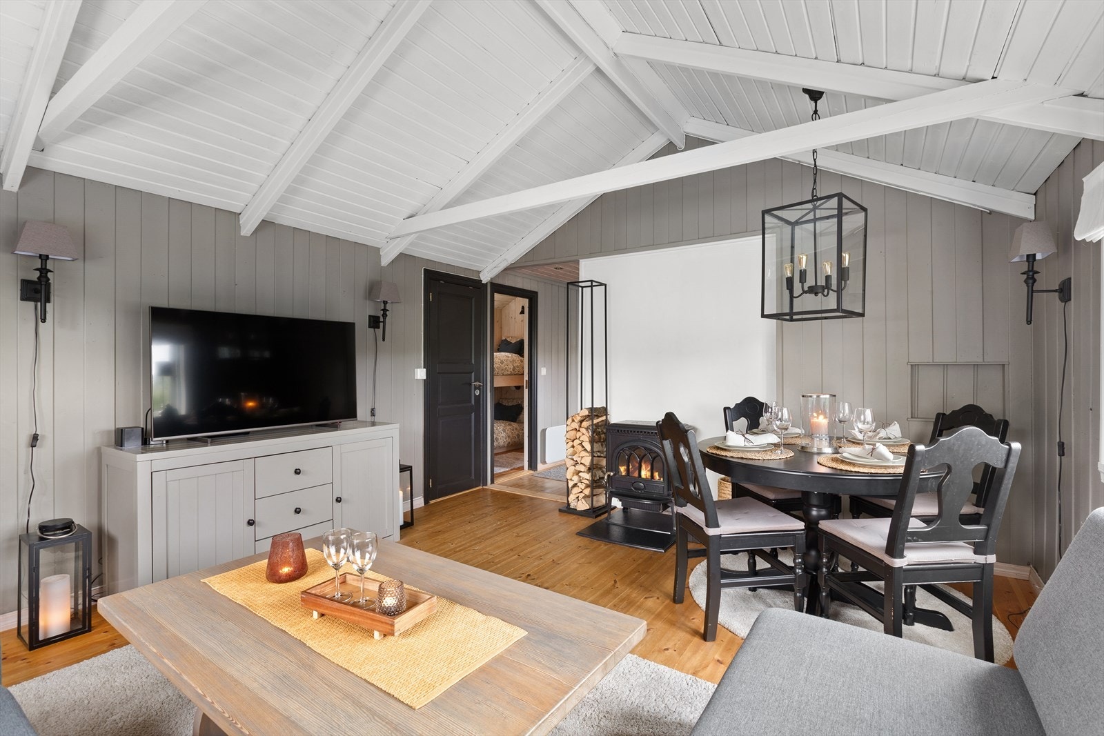 Lyse, nøytrale overflater gir rommet et friskt og moderne preg Galleribilde