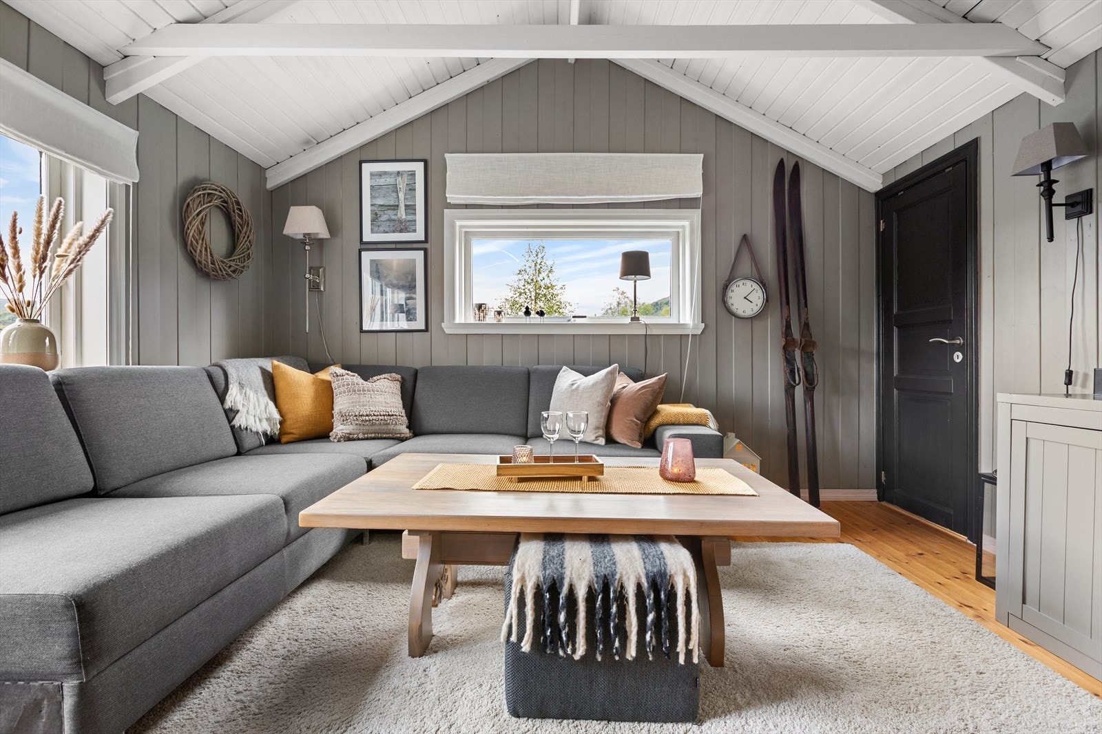 Stuen er et innbydende oppholdsrom med god takhøyde som skaper en herlig romfølelse Galleribilde