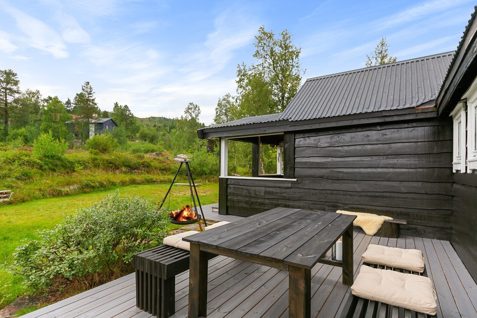 Tomten er velstelt med fint og flatt "plenområde" Galleribilde