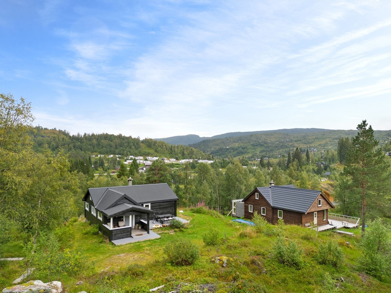 Ca 60 kilometer preparert skiløyper om vinteren, fra blant annet Aktiven til Steinskvanndalen, mot Byrkjesete, til Jonshøgdi og Mødal. Galleribilde