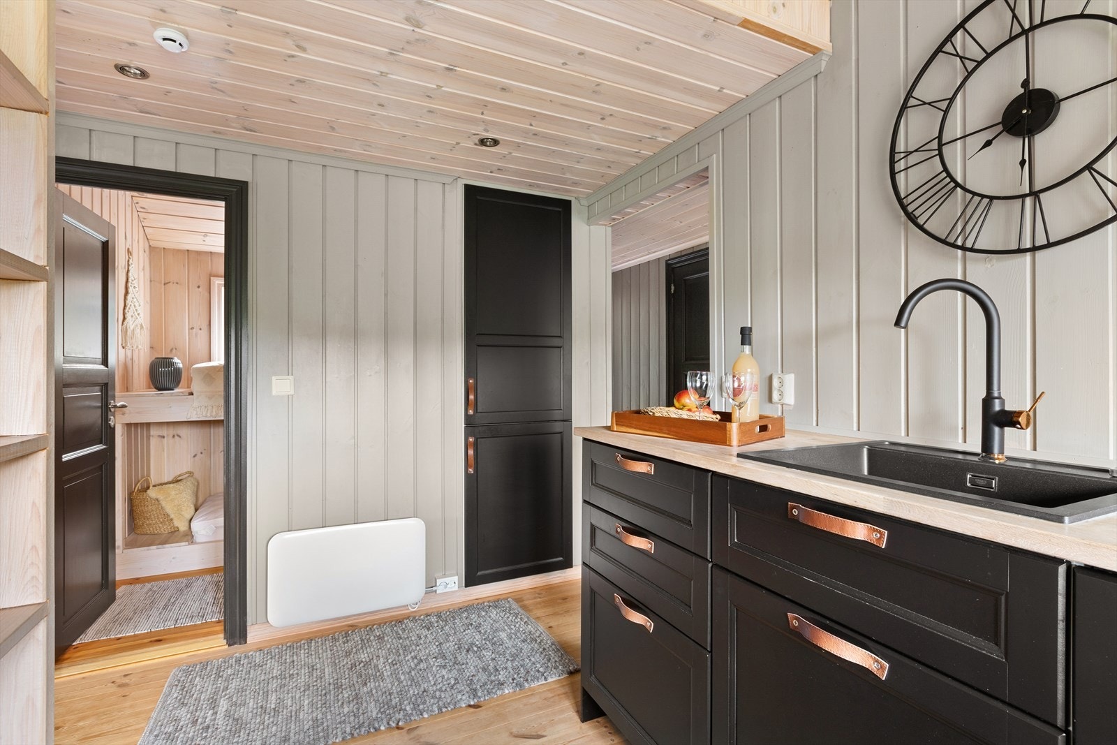 På kjøkkenet finner du selvfølgelig integrerte hvitevarer som stekeovn, koketopp og oppvaskmaskin Galleribilde