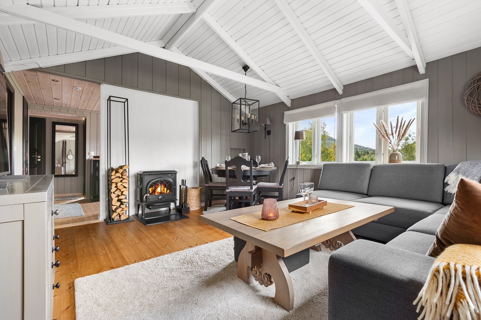 Her er det plass til både spisegruppe og en koselig sofakrok Galleribilde