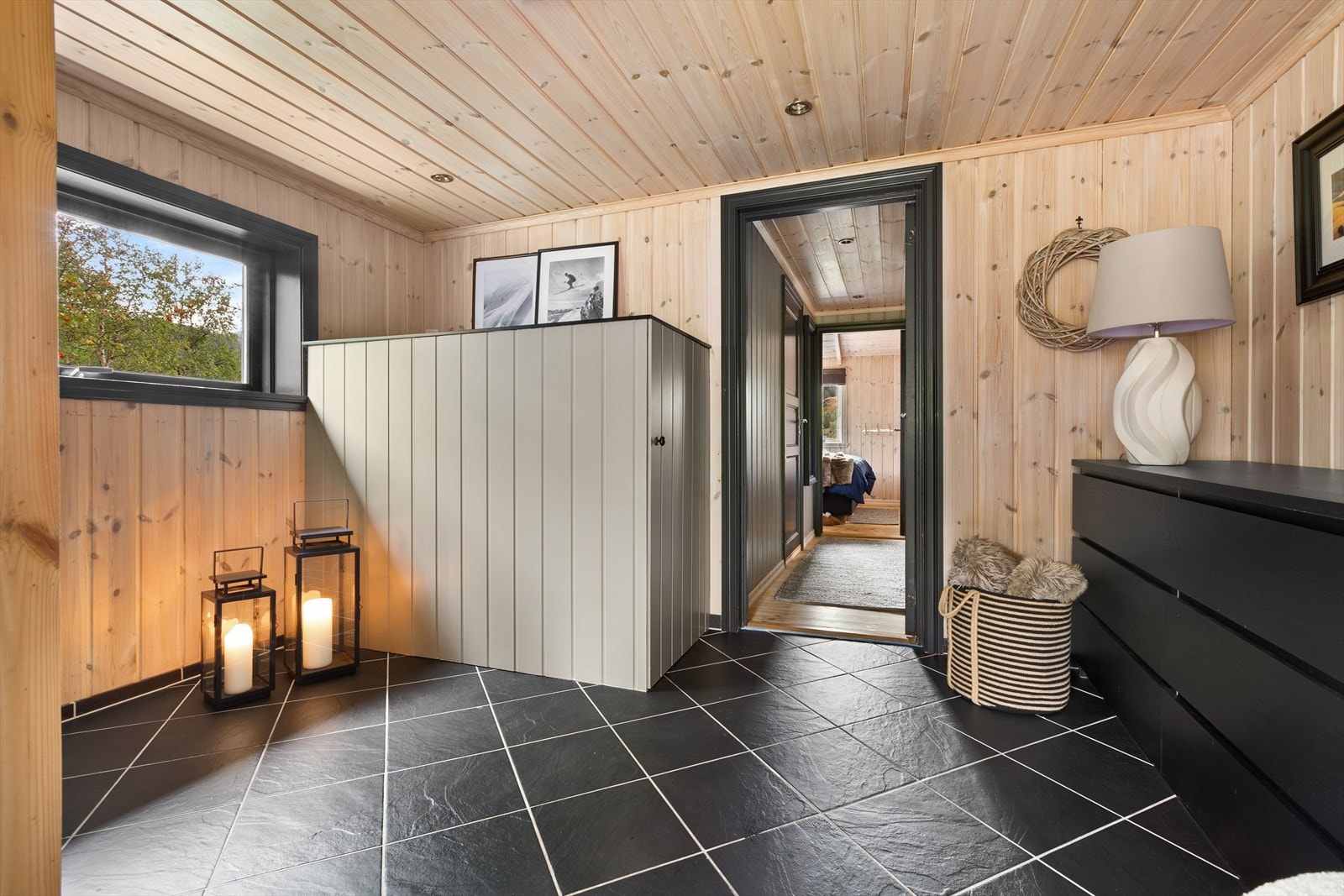 Entrêen er av god plass, tilkomst til loft for ytterligere oppbevaring fra entrê Galleribilde