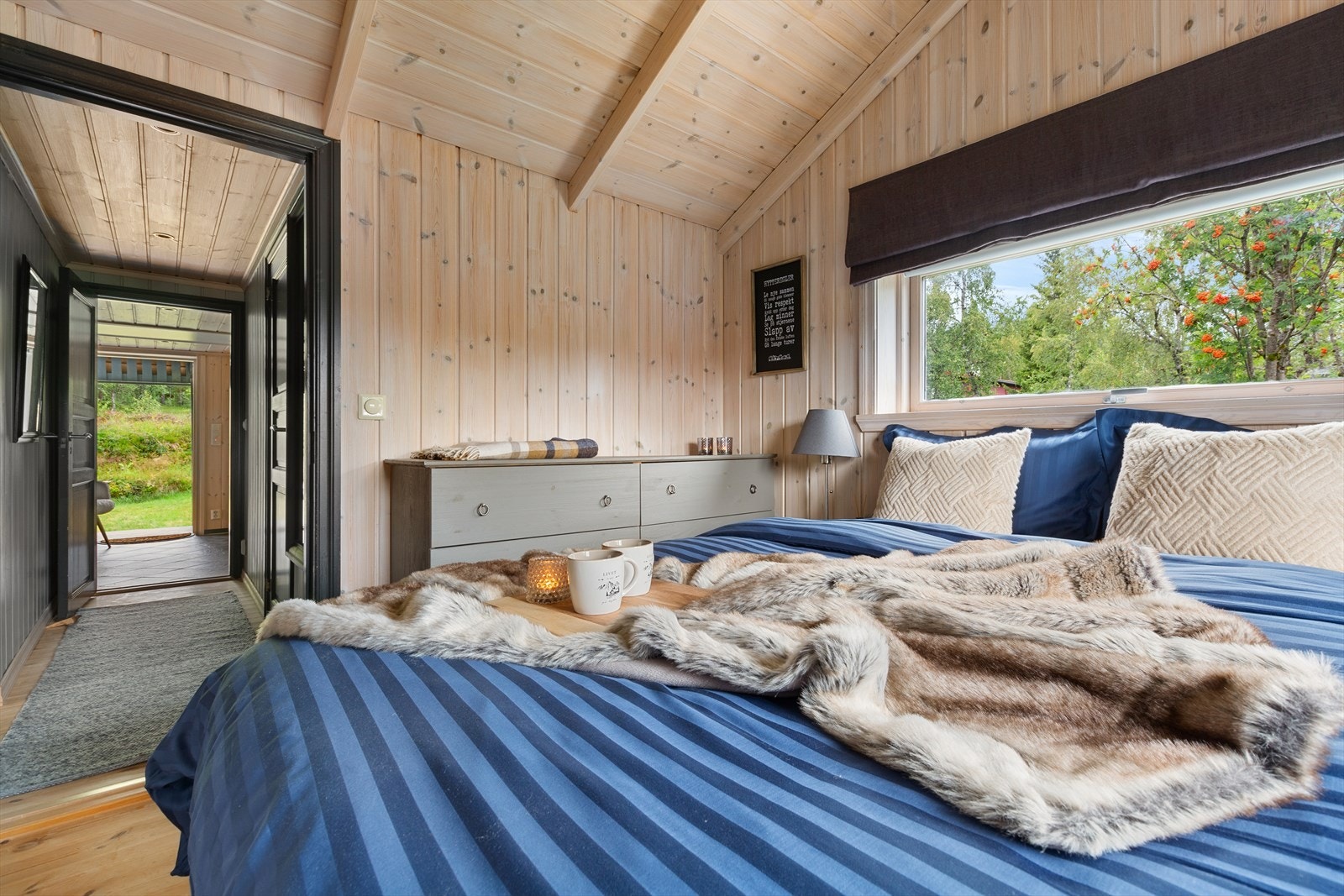 Hovedsoverommet er romslig og fint innredet, med god plass til en dobbeltseng Galleribilde