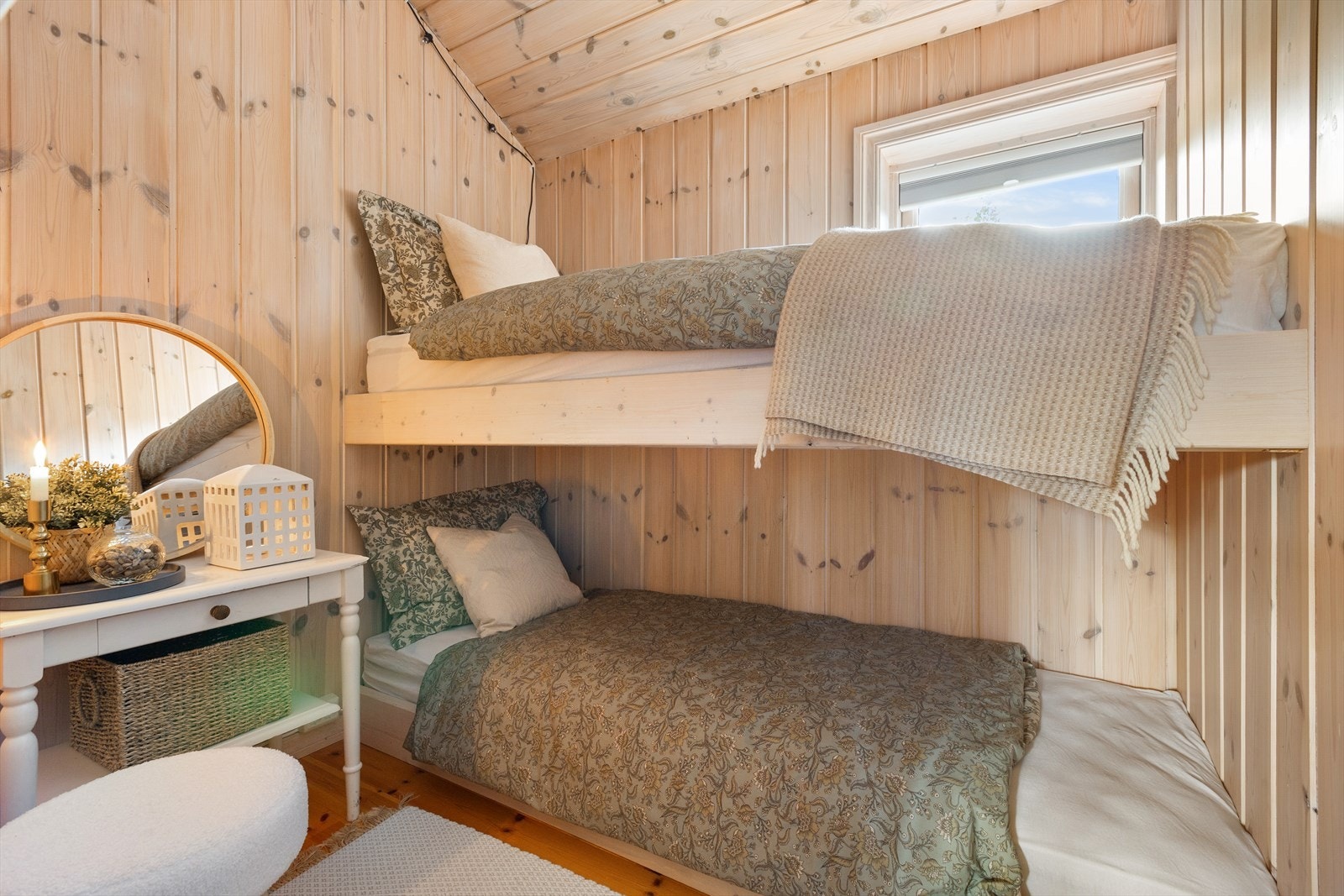 Tre av dem er av relativt lik størrelse og innredet med køyesenger Galleribilde