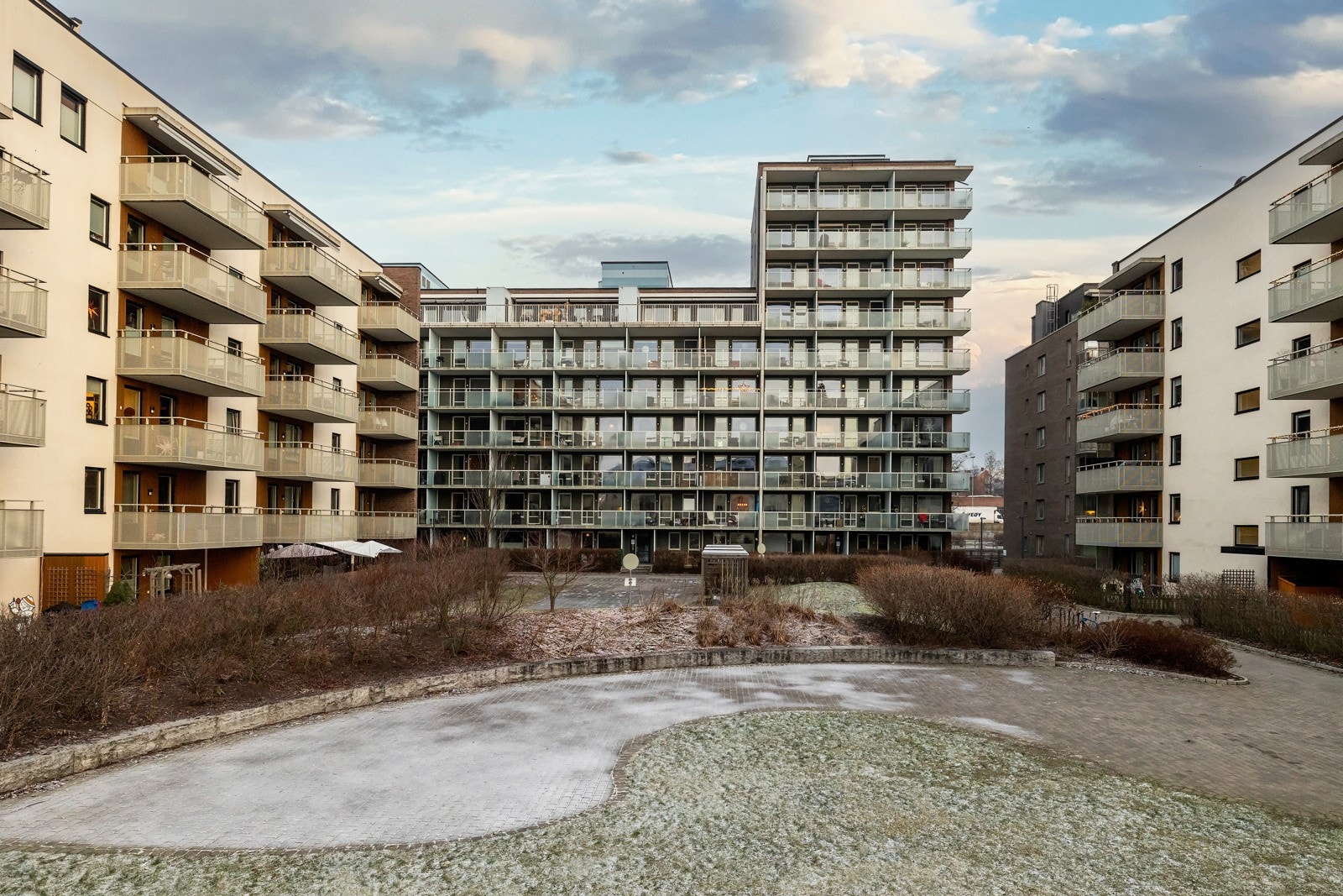 Leiligheten har en sentral og attraktiv beliggenhet i nyere bebyggelse på Grefsen Stasjonsby, på Storo. Galleribilde