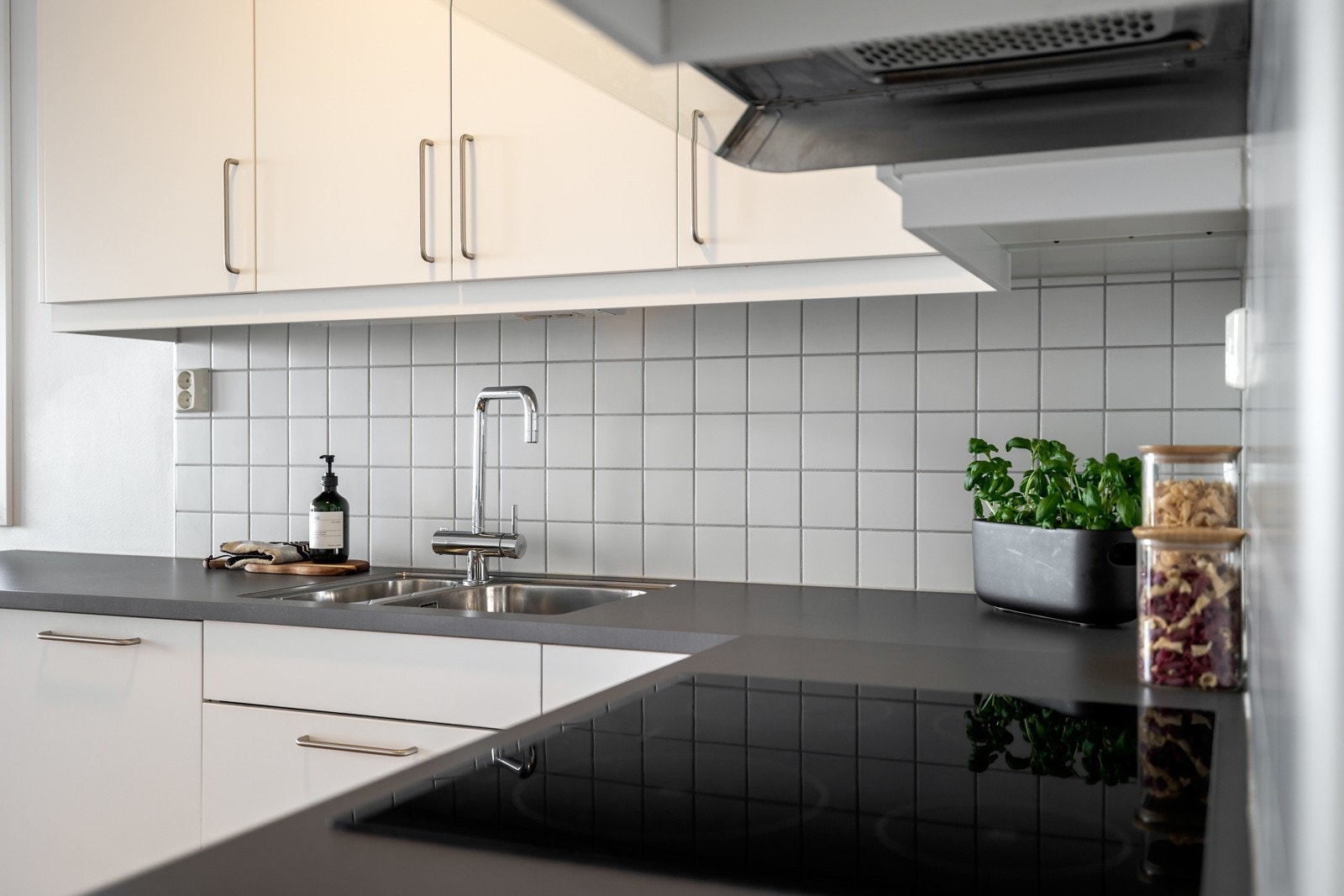 Over platetoppen er det installert en kjøkkenventilator med avtrekk ut i det fri via byggets ventilasjonsanlegg. Galleribilde