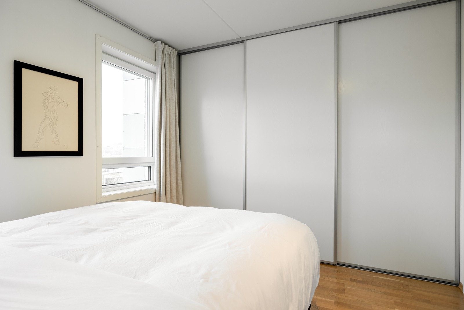Innredet med stor skyvedørs garderobe hvor det er godt med skapplass. Galleribilde