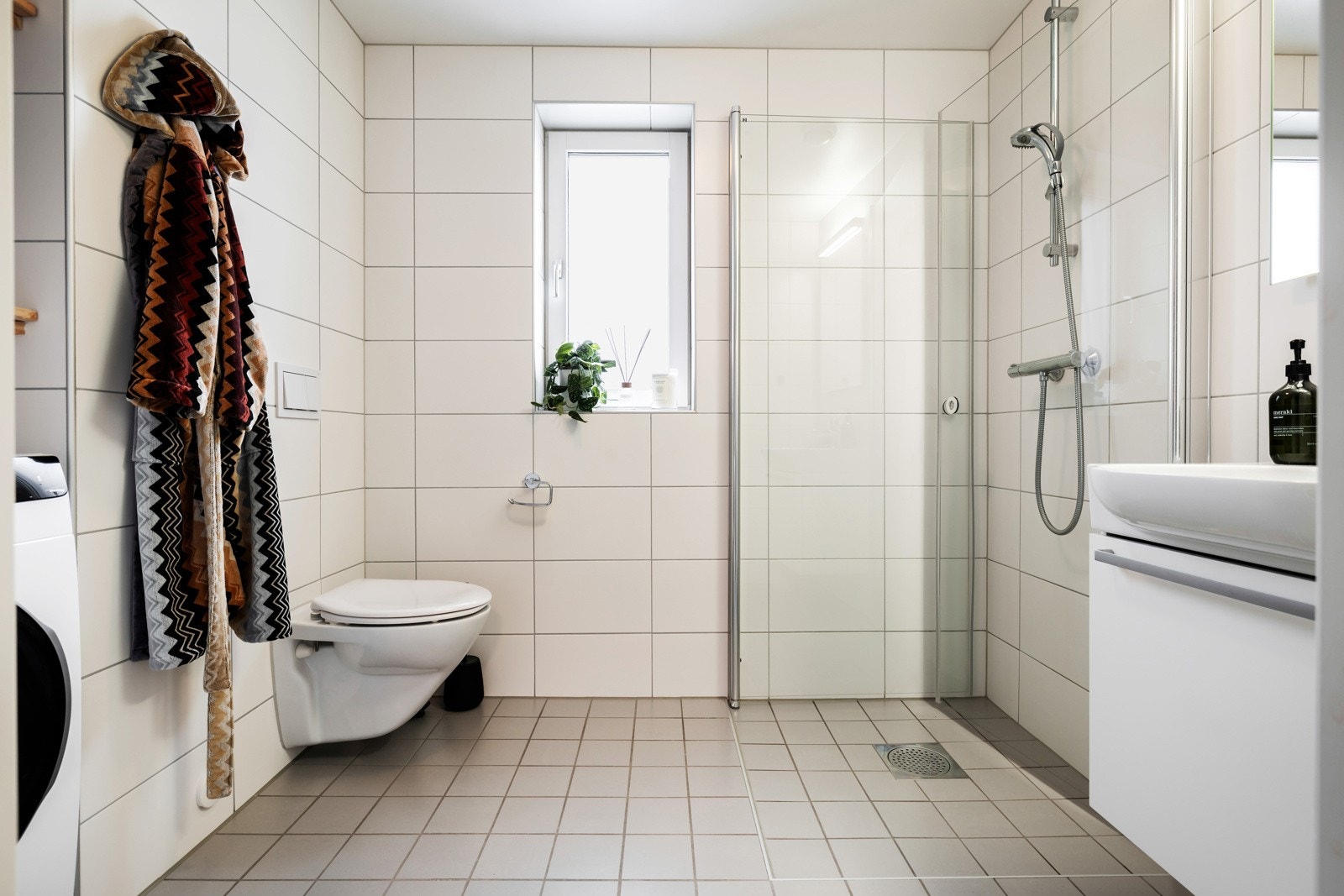 Leiligheten har et delikat, flislagt baderom med praktisk adkomst fra entré. Galleribilde