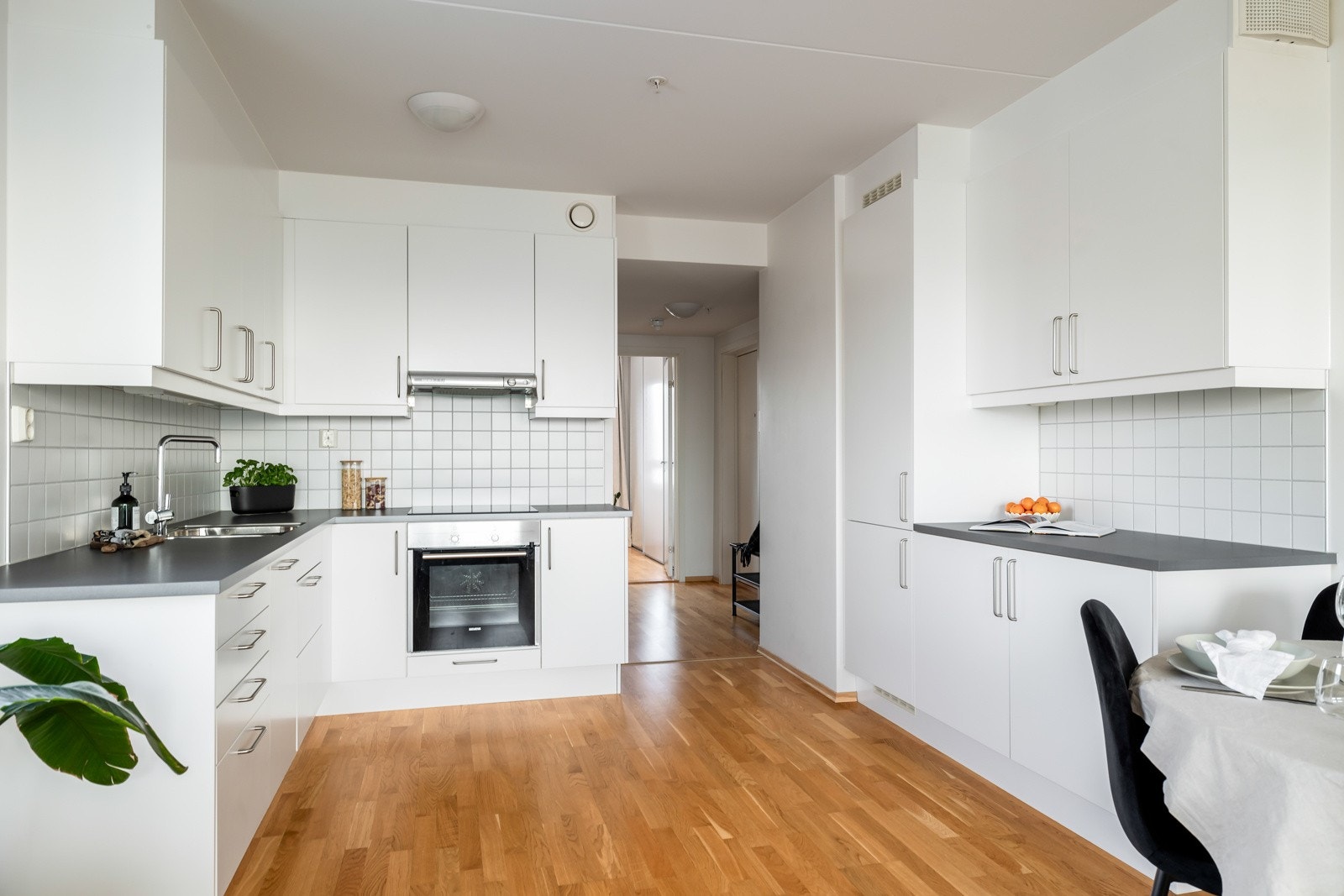 Moderne og åpent kjøkken med slette fronter og laminert benkeplate med planlimt stålkum. Galleribilde