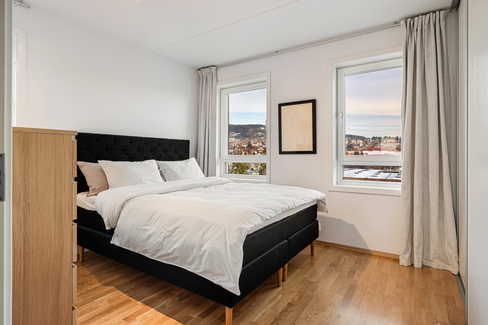 Soverommet er av god størrelse med god plass til stor dobbeltseng, nattbord og kommode. Galleribilde