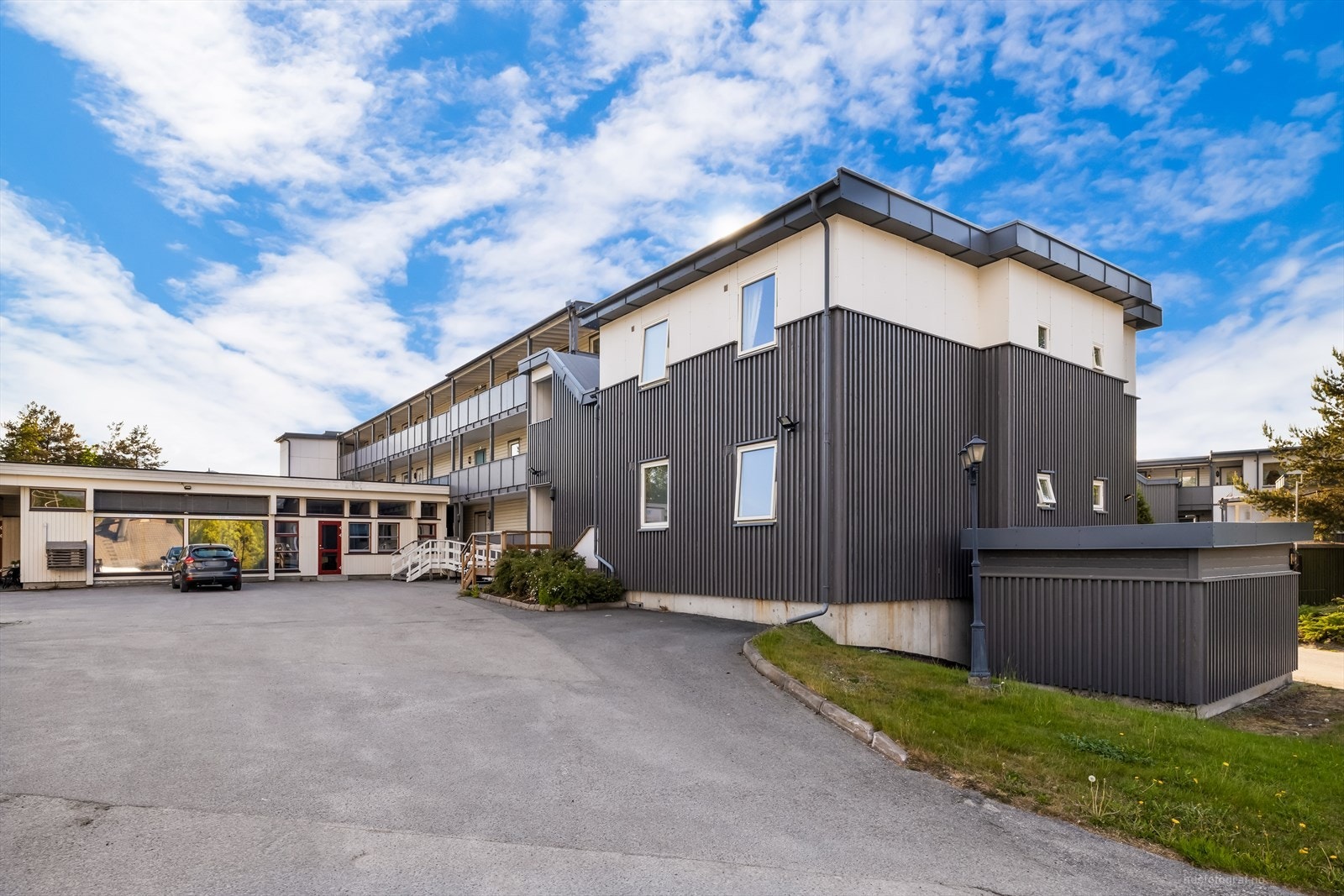 Fasade med inngansparti til leiligheten Galleribilde