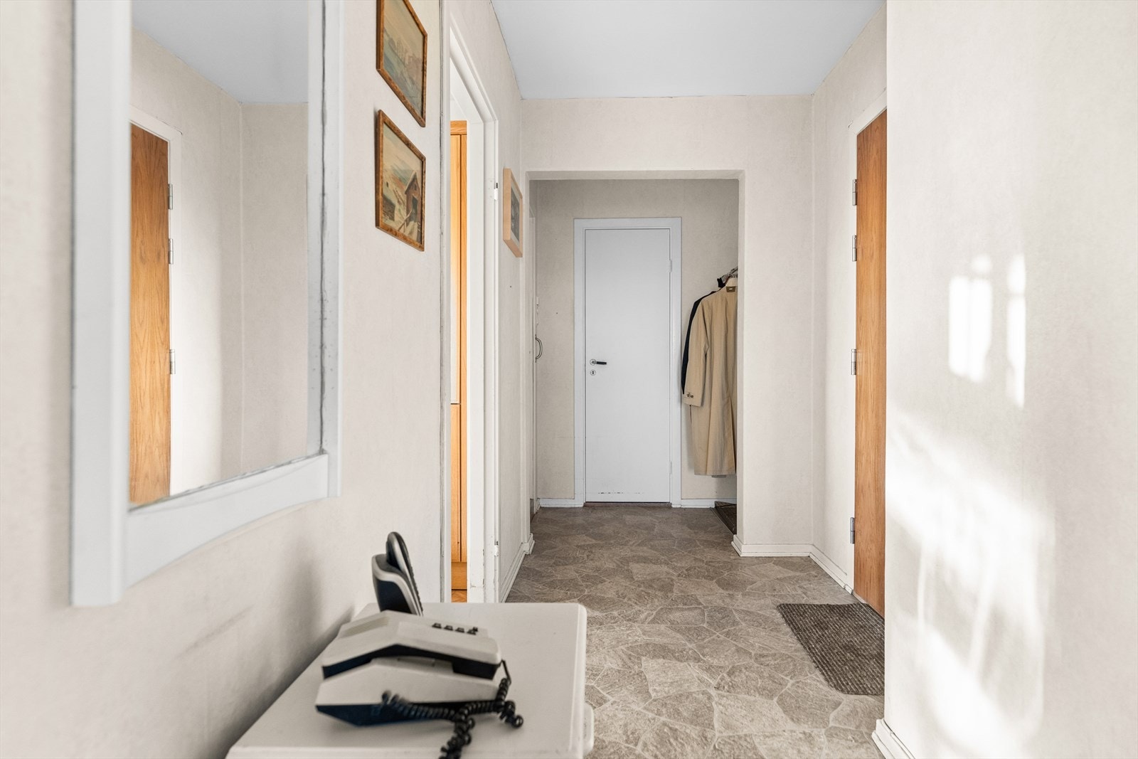 I entréen er det plass til oppbevaring og klesavheng. Galleribilde