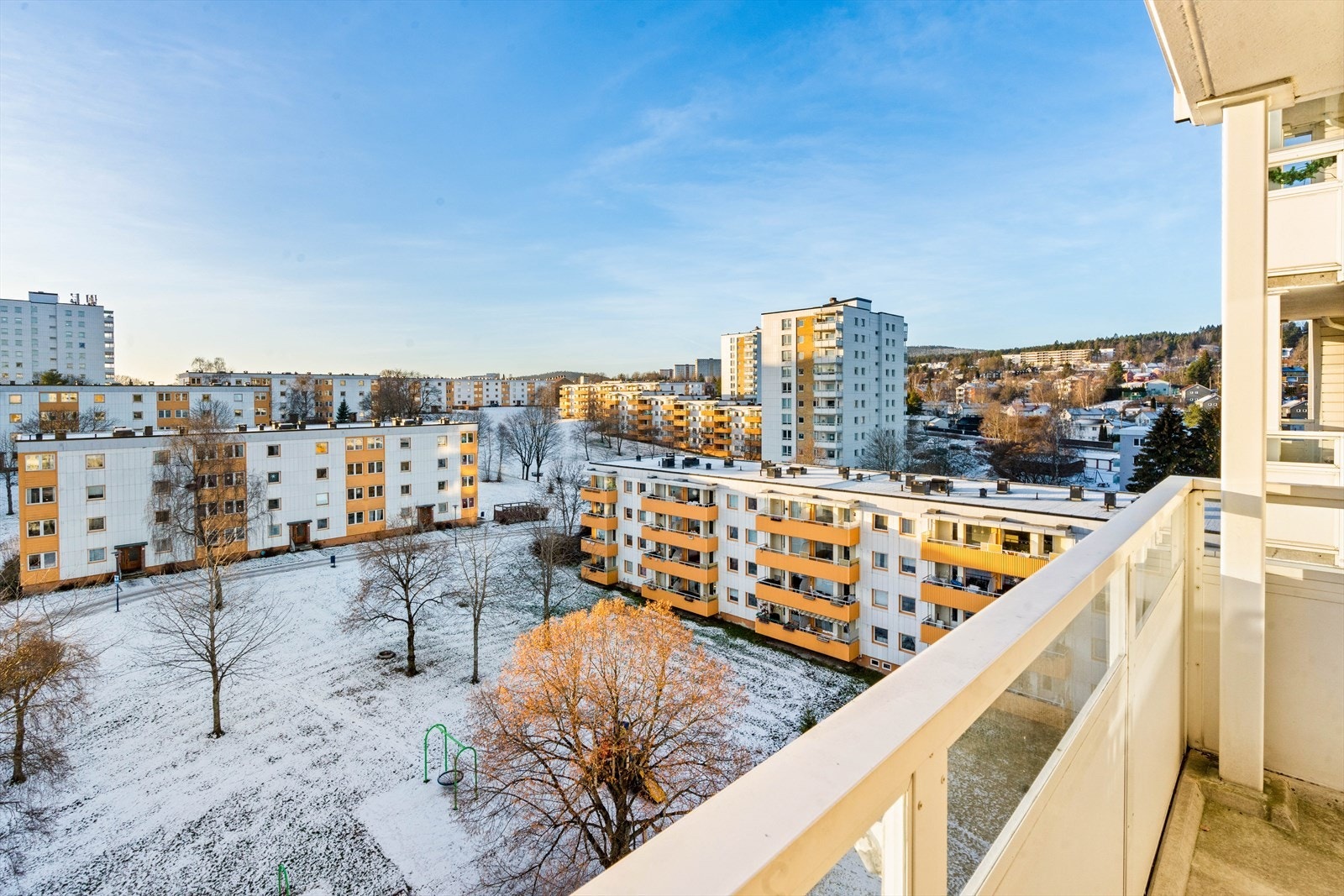 Fra balkongen har du utsikt over borettslagets hyggelige fellesarealer. Galleribilde