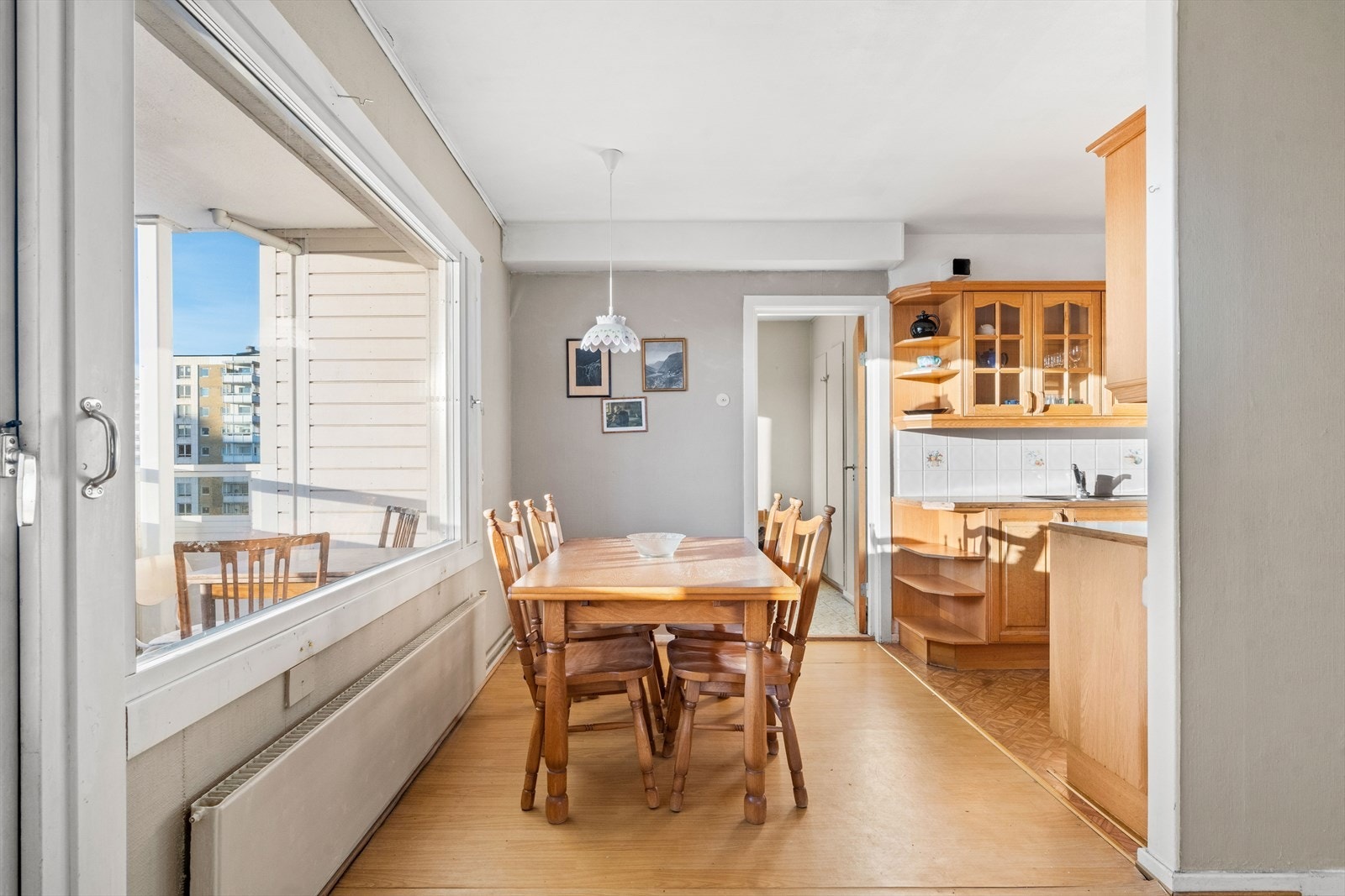 Ved kjøkkenet er det god plass til et stort spisebord med plass til hele familien. Galleribilde