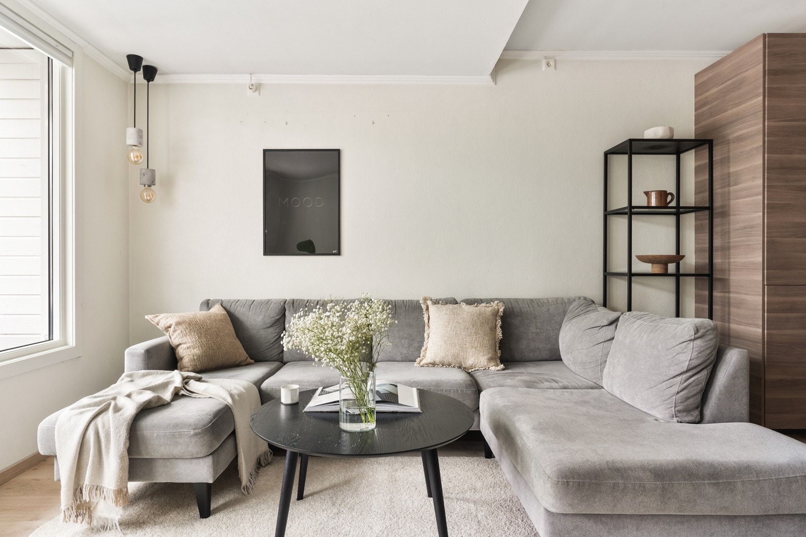 Rommet er delt inn i naturlige soner- God plass til den kjente sofa-kroken! Galleribilde