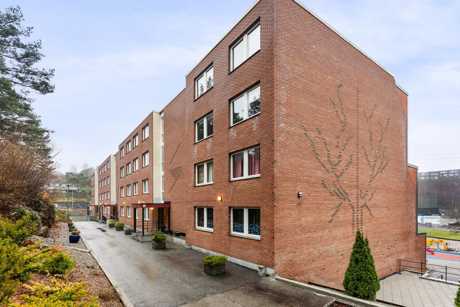 Ellers er det ca. 15 minutters kjøretid til Bergen sentrum, og i overkant av 5 minutter til Haakonsvern. Galleribilde