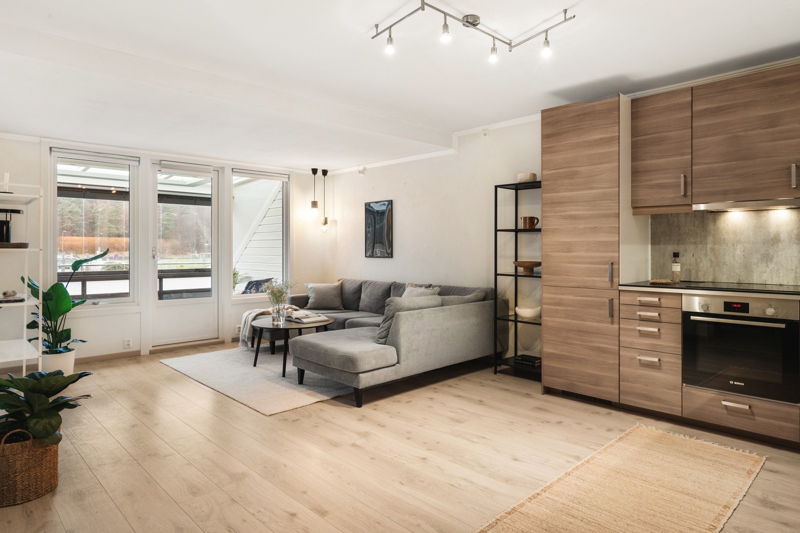 Gulvene er av enstavs laminat, det gir et tidløst og elegant preg i hele boligen. Galleribilde