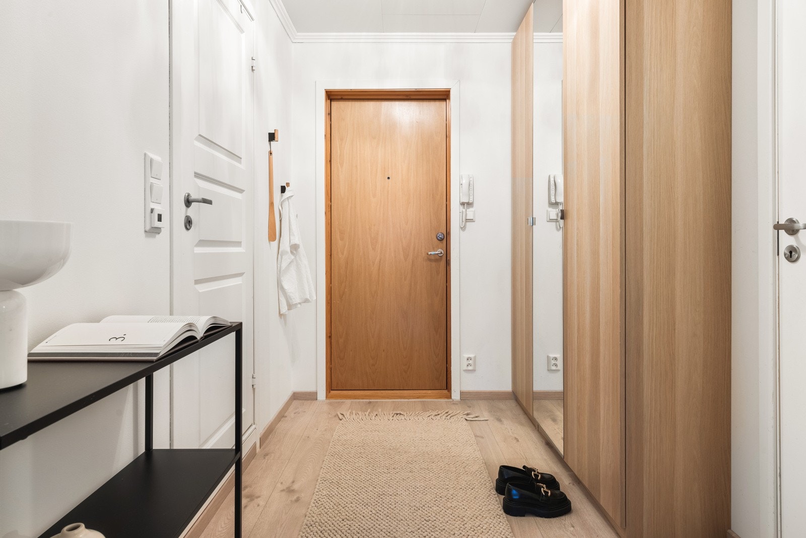 Velkommen inn! Vi starter i leilighetens entré målt til ca. 4,9 kvm. Galleribilde