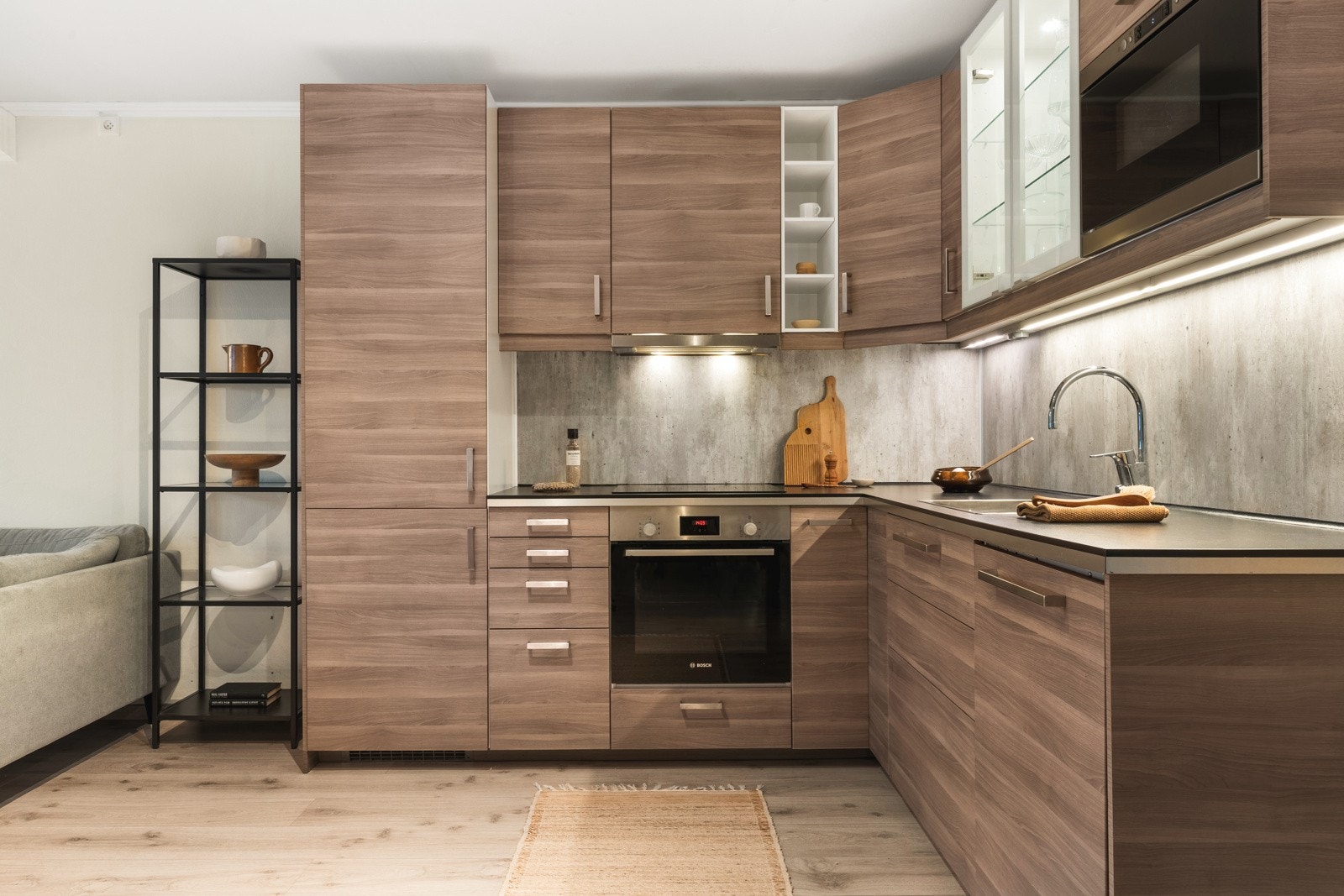 Profilerte fronter og en robust benkeplate i laminat. Galleribilde