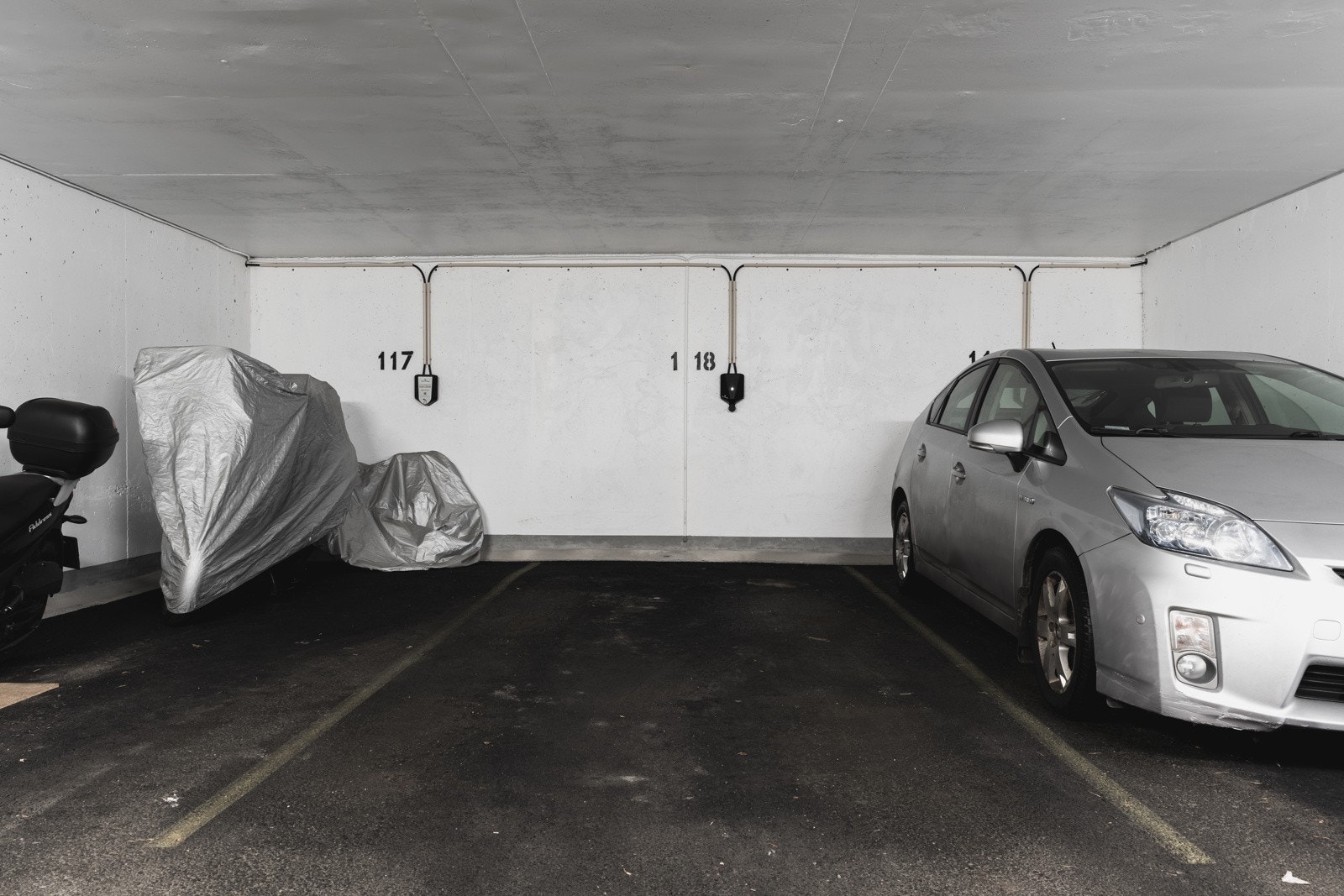 Fast parkering i lukket garasjeanlegg med el lading. Galleribilde