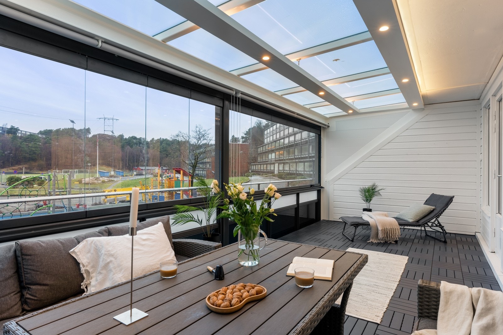 Innglasset balkong på hele 21 kvm- En naturlig forlengelse av oppholdsrommet. Galleribilde